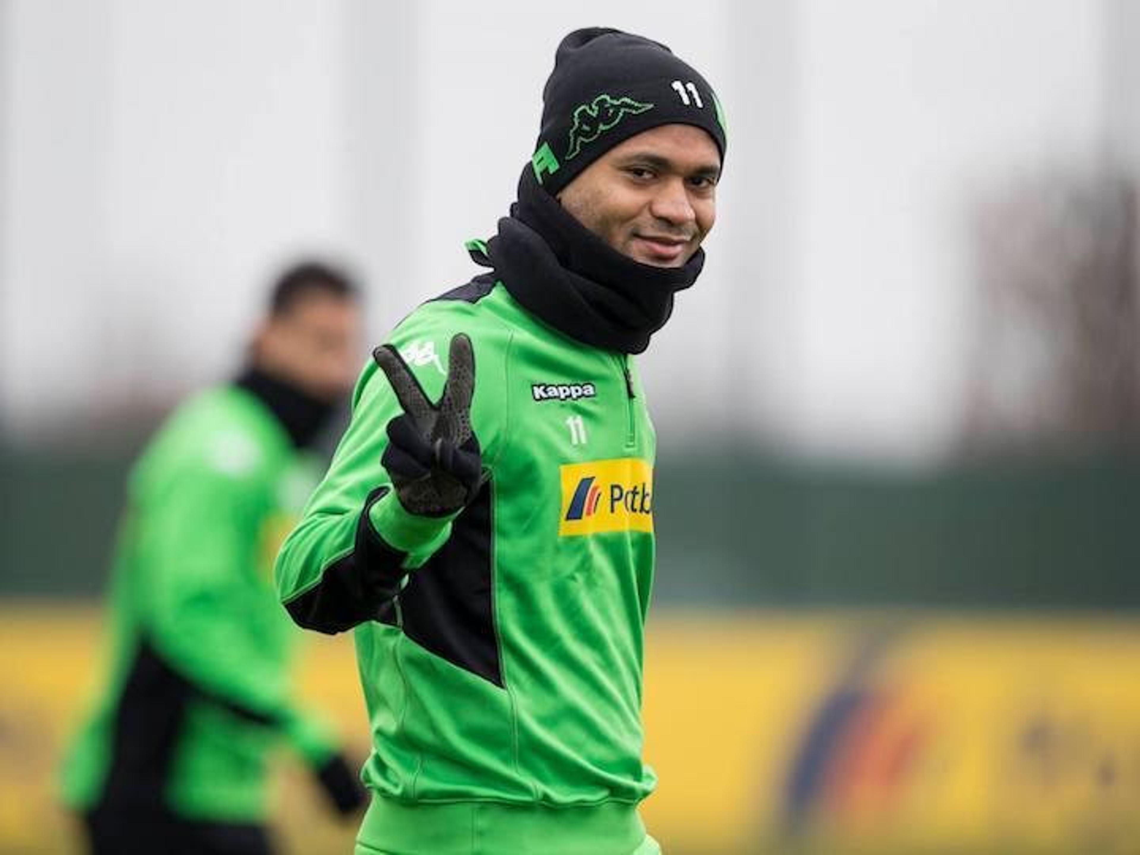 Raffael volta para ajudar o Gladbach na luta por uma vaga na Liga Europa