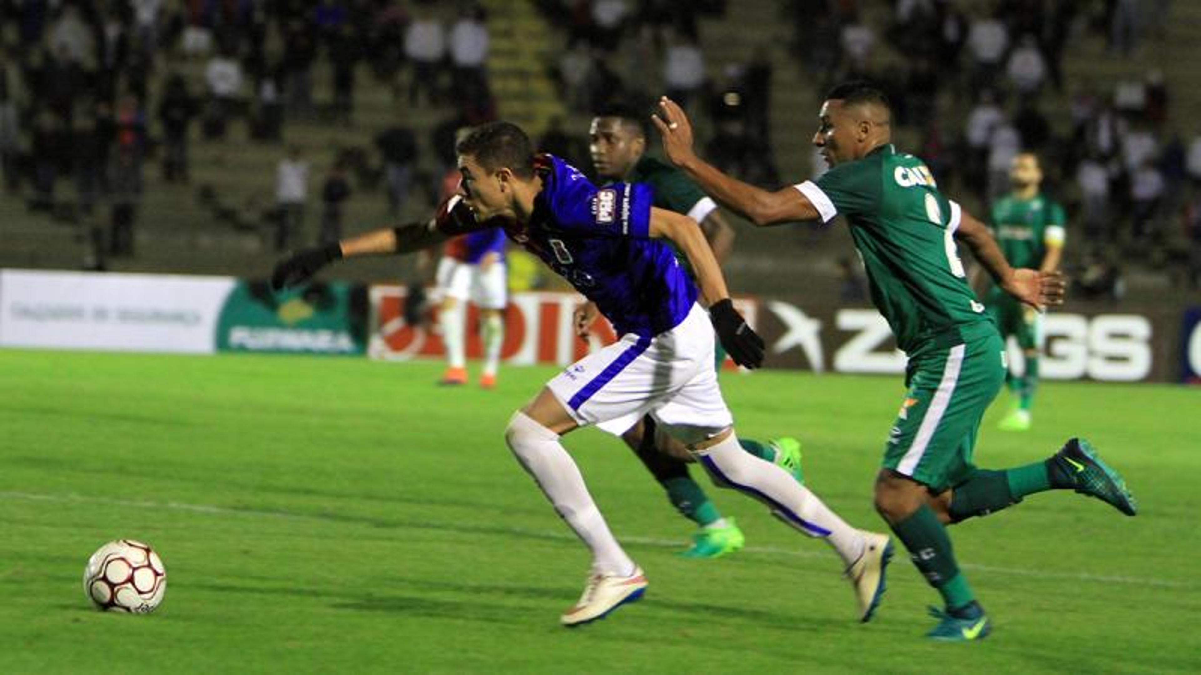 Com direito a golaço, Paraná vence o Goiás por 2 a 0