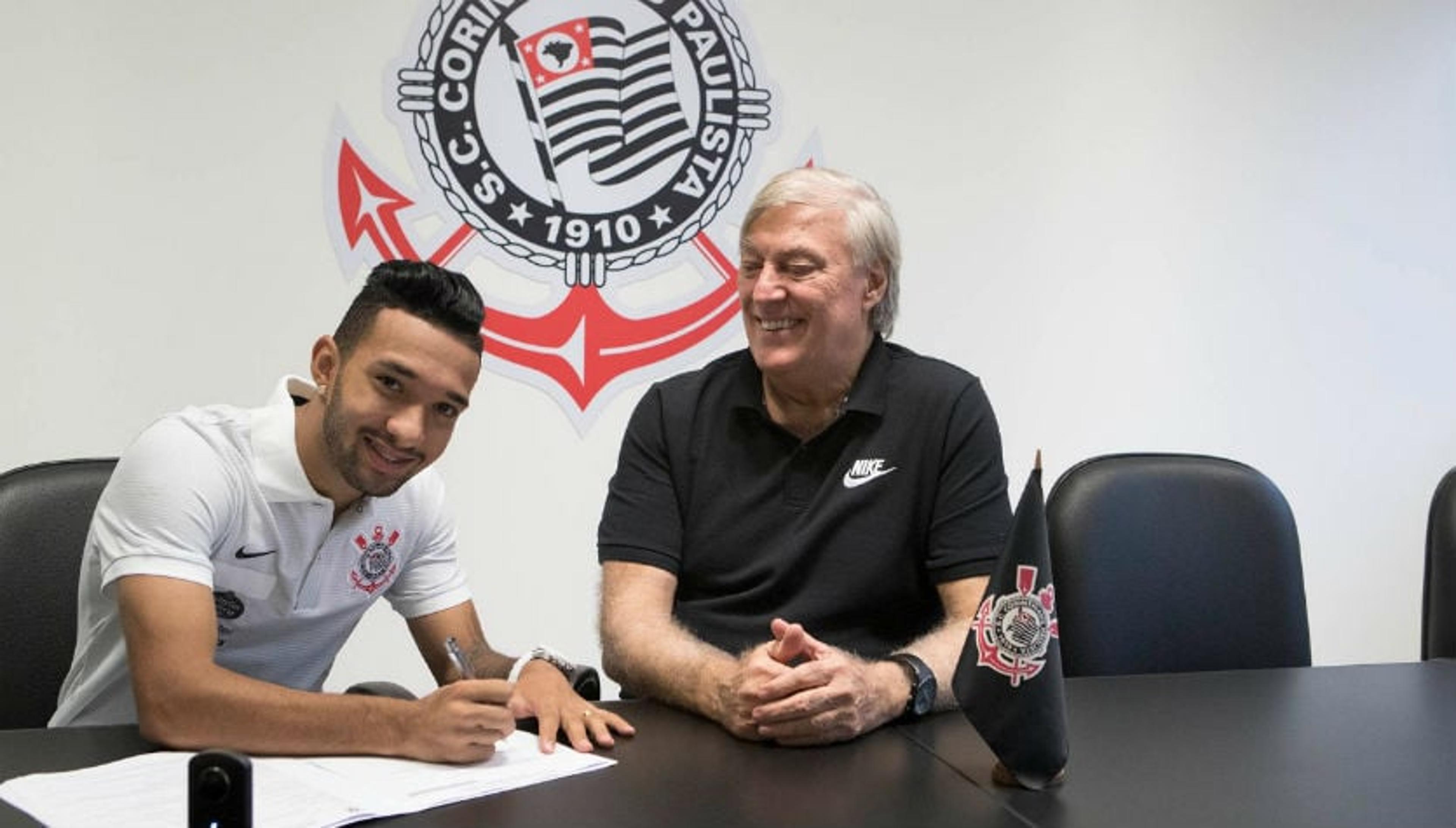 Em troca de dupla, Corinthians fecha com Clayson por quatro temporadas