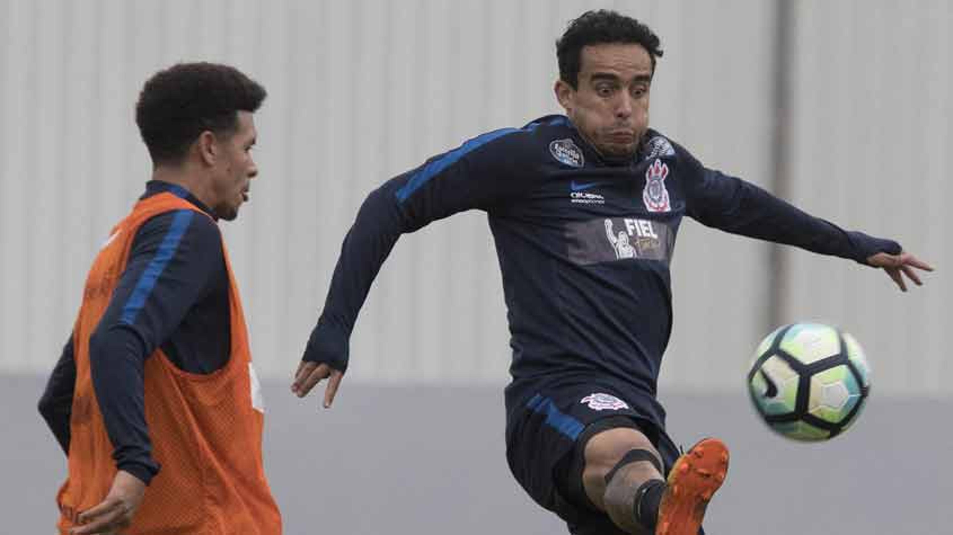 Carille repete a escalação e observa Camacho na lateral do Corinthians