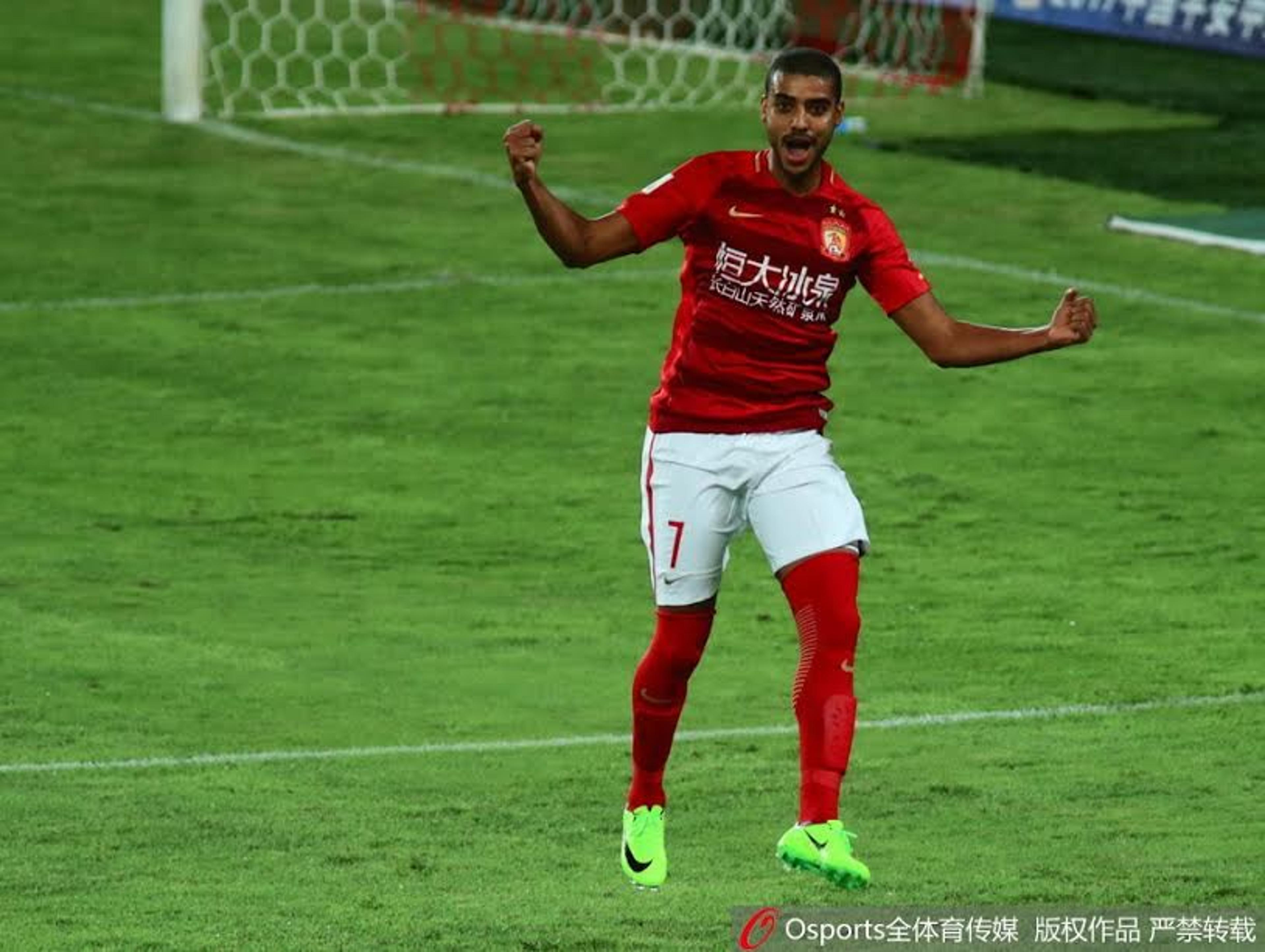 Alan brilha, e Guangzhou Evergrande dispara na liderança do Chinês