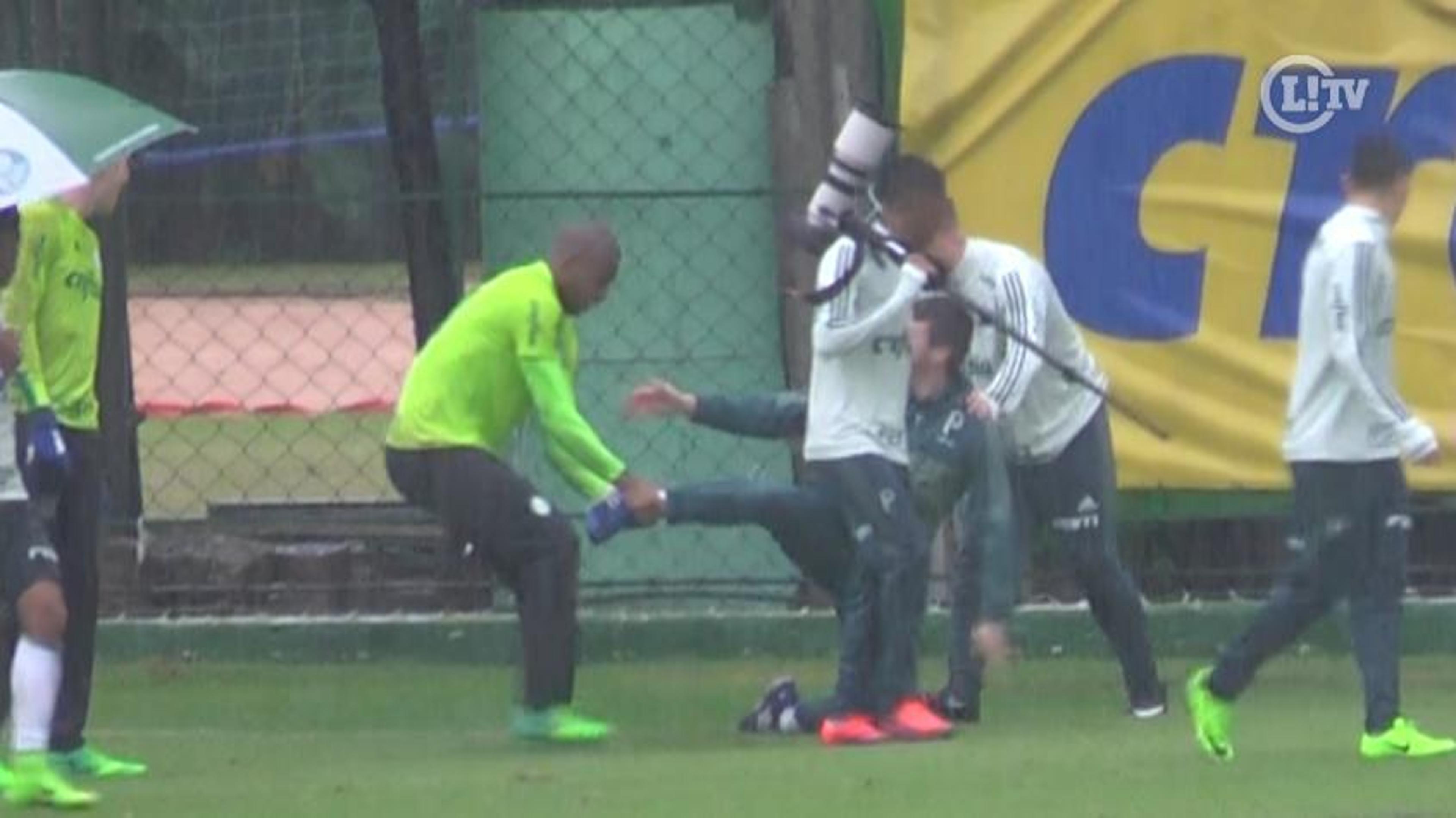 VÍDEO: Chuva, sarrada e trote! Jailson é artilheiro de rachão e tira onda no Palmeiras