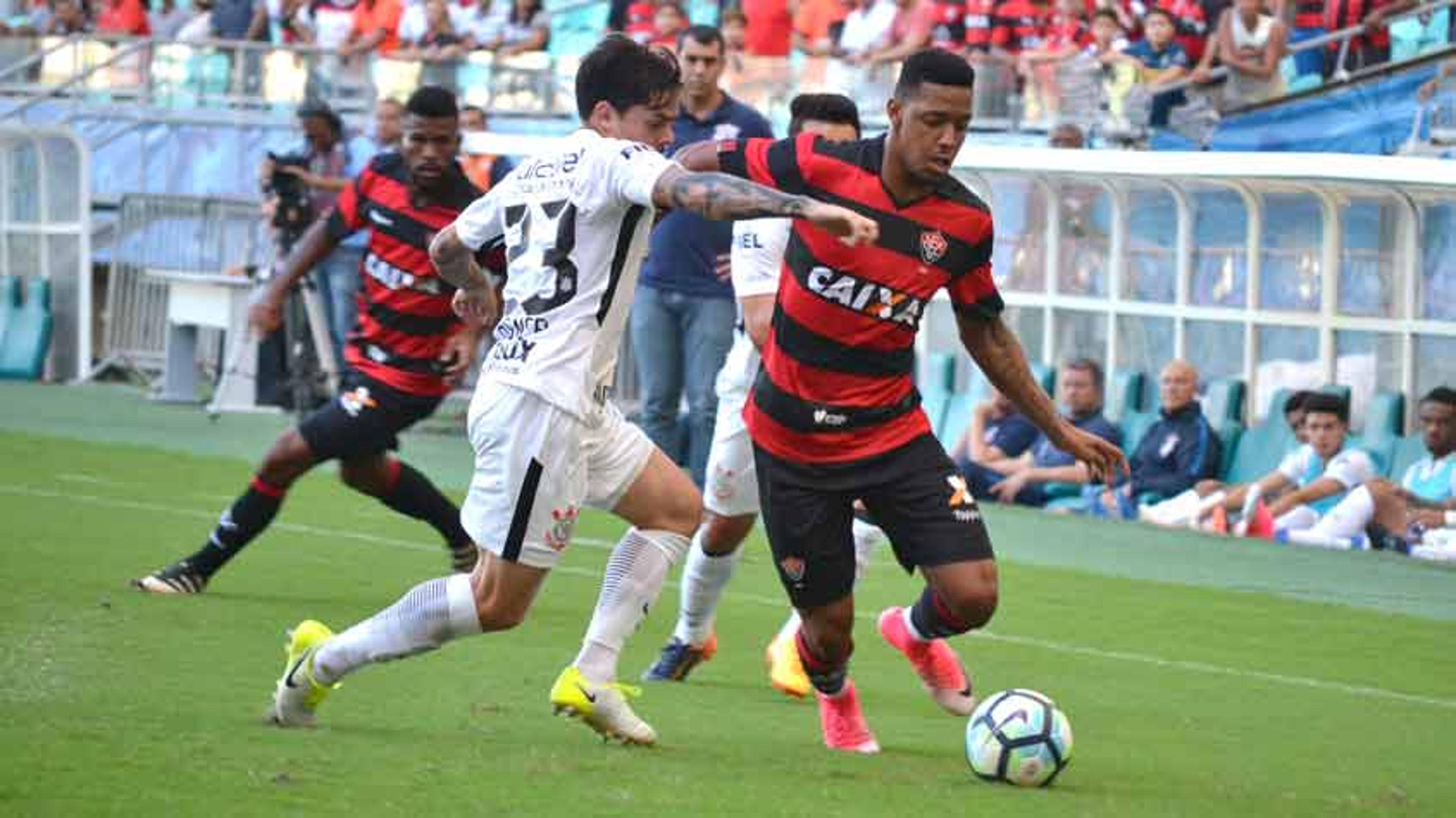 Carille muda história, Jô deixa marca, e Corinthians vence Vitória na Bahia