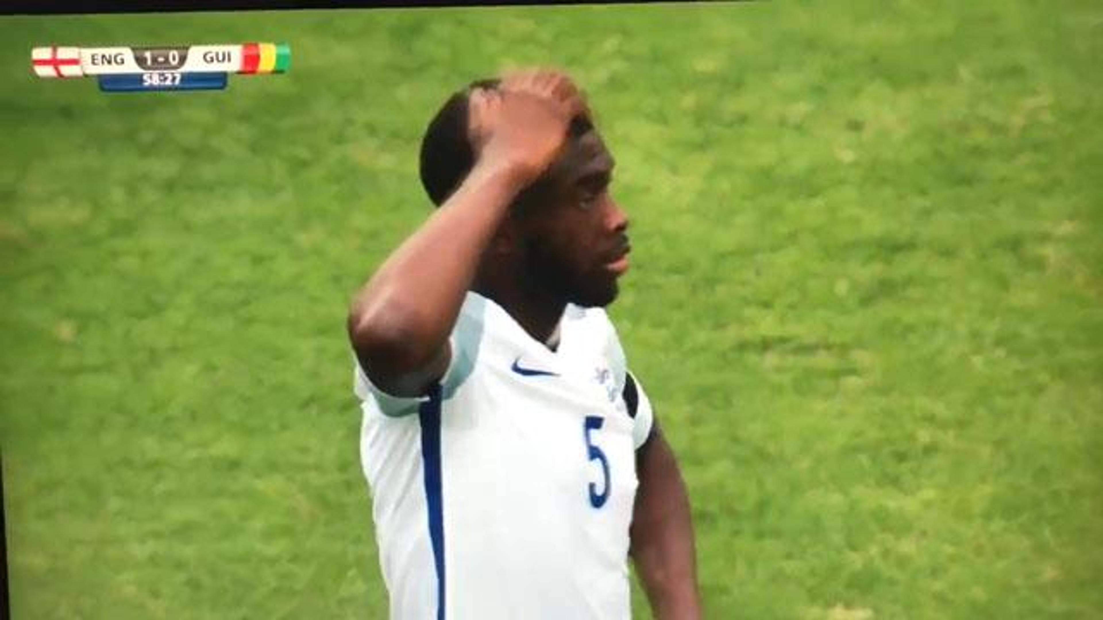 VÍDEO: Jogador da Inglaterra faz gol contra bizarro no Mundial Sub-20