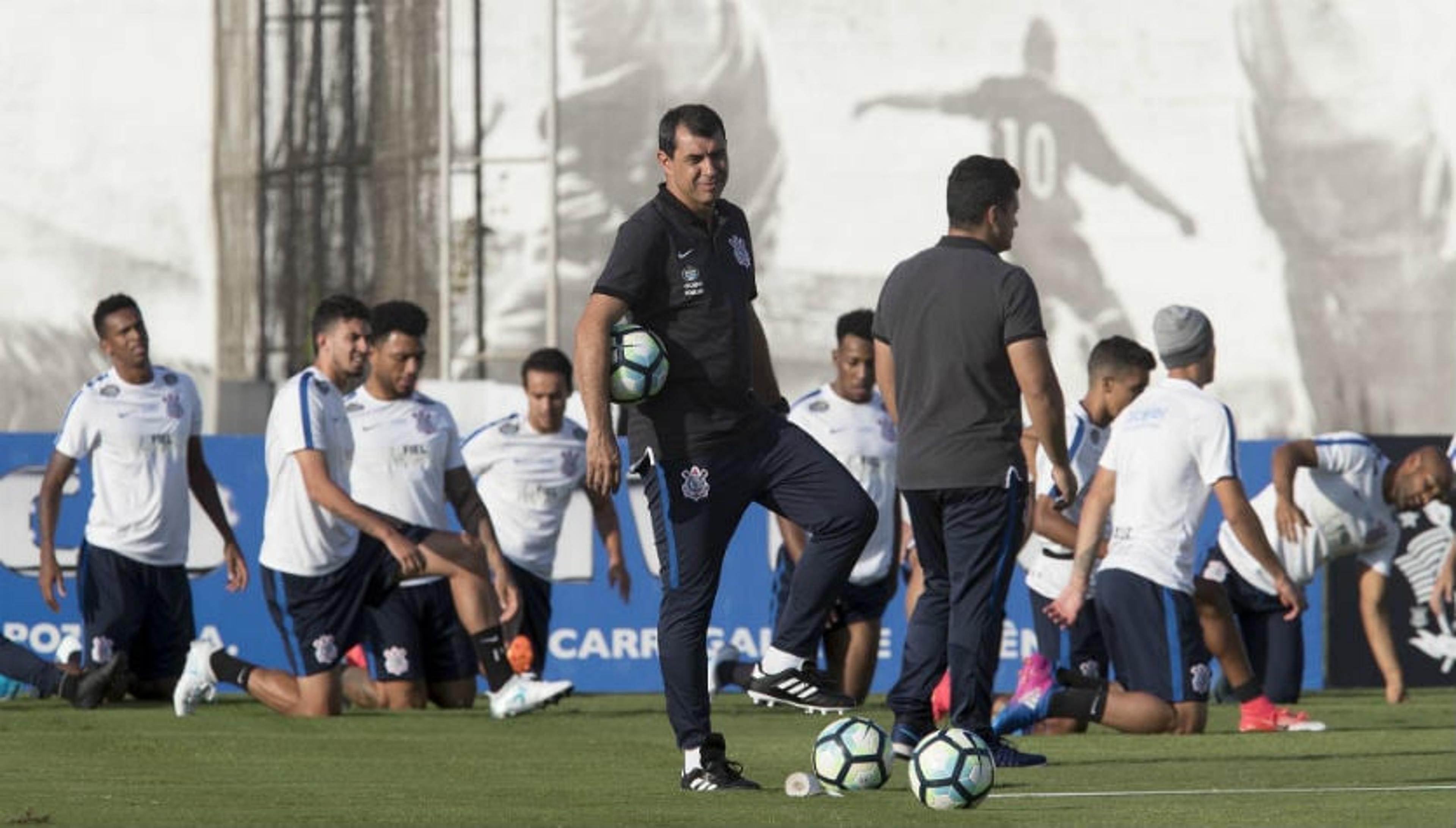 Corinthians define perfil, e Carille confirma busca por novo zagueiro