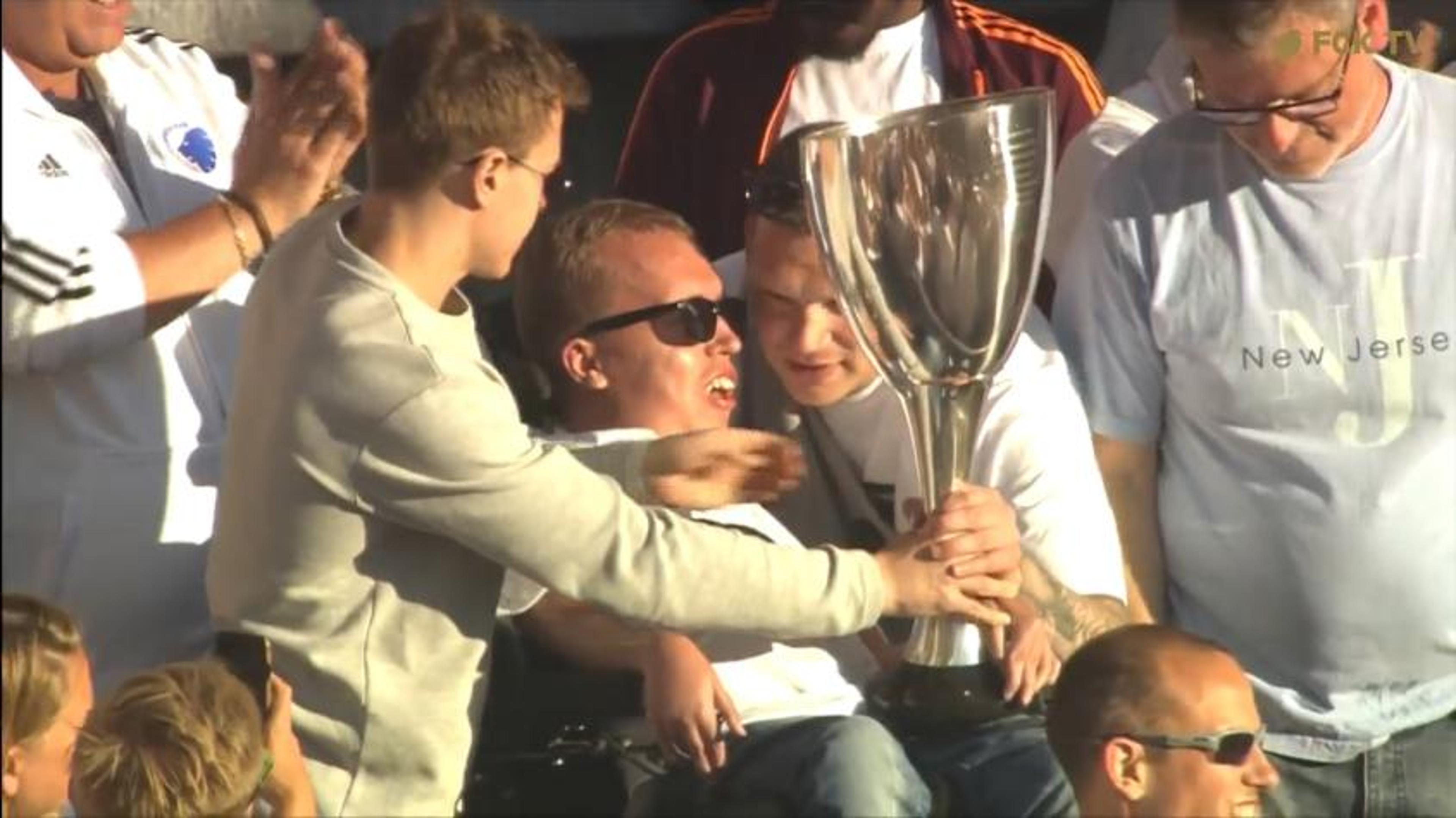 VÍDEO: Capitão entrega troféu para torcida levantar na Dinamarca