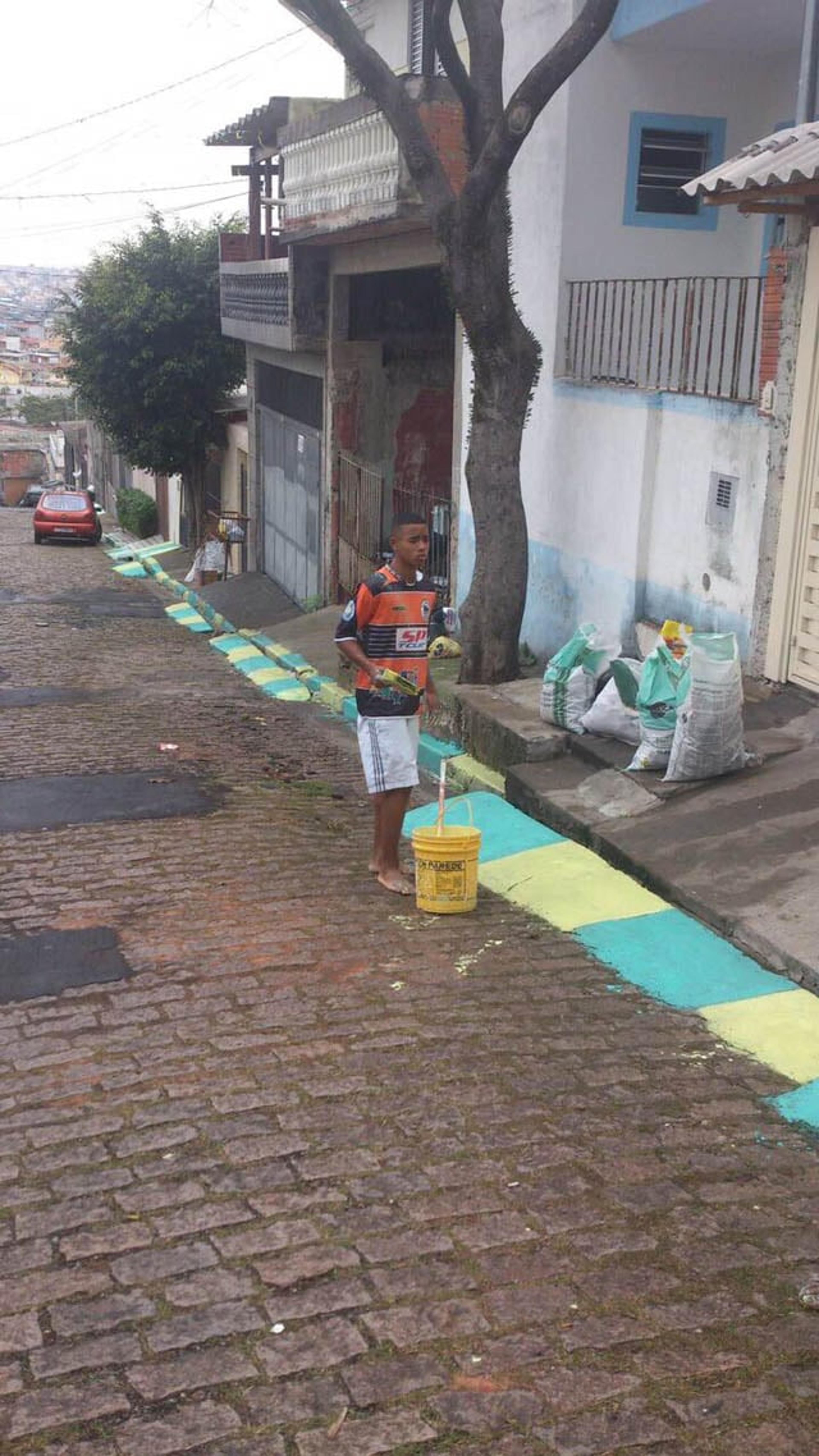 Gabriel Jesus lembra que pintou as ruas do bairro para a Copa de 2014