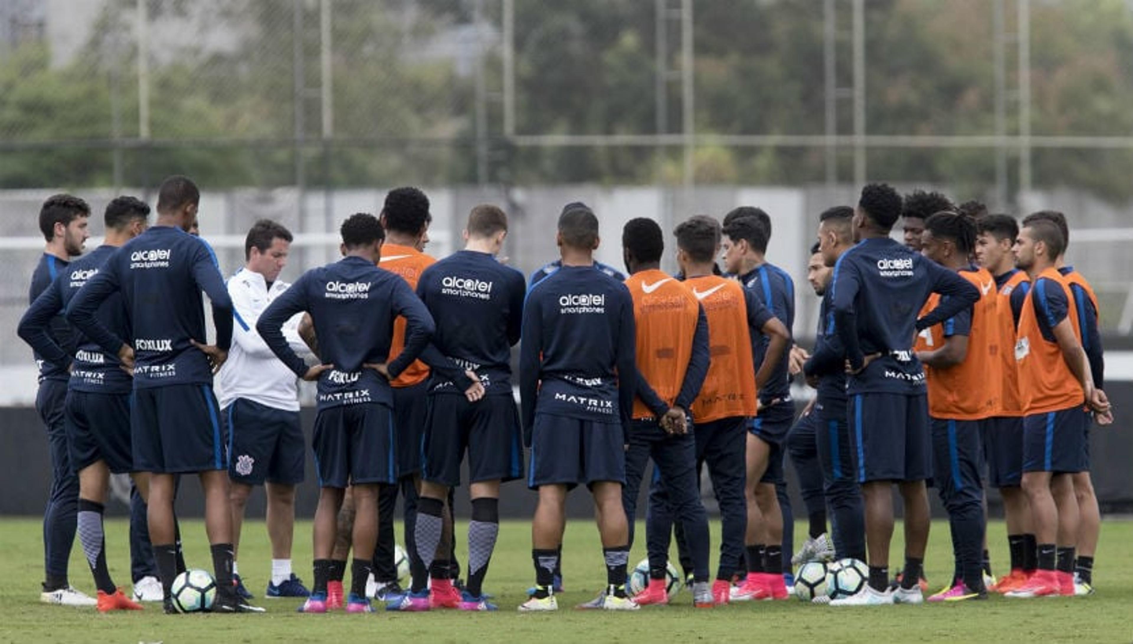 Base forte! Jovens ‘invadem’ treino do Corinthians em semana de clássico