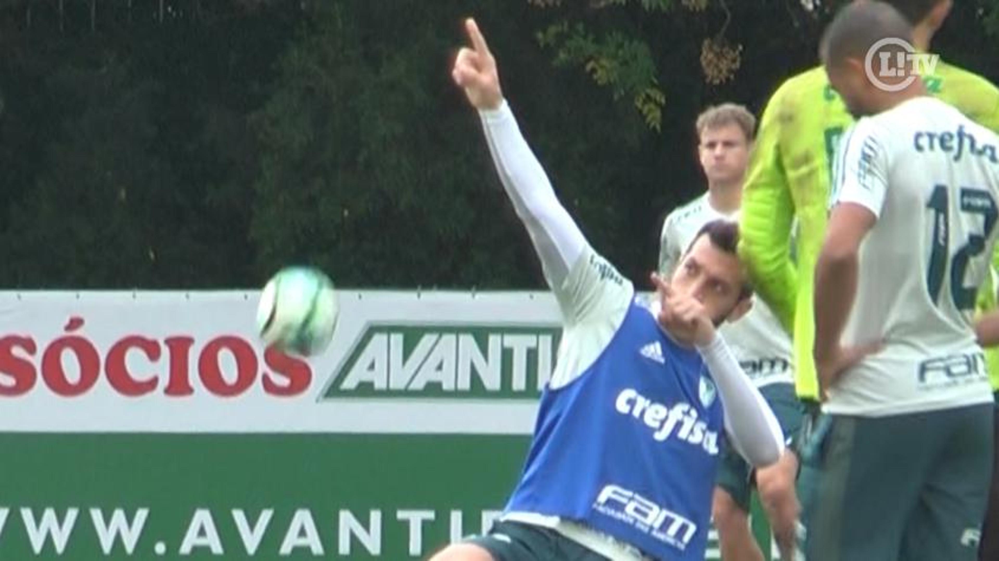 VÍDEO: Dracena marca de voleio em rachão descontraído no Palmeiras