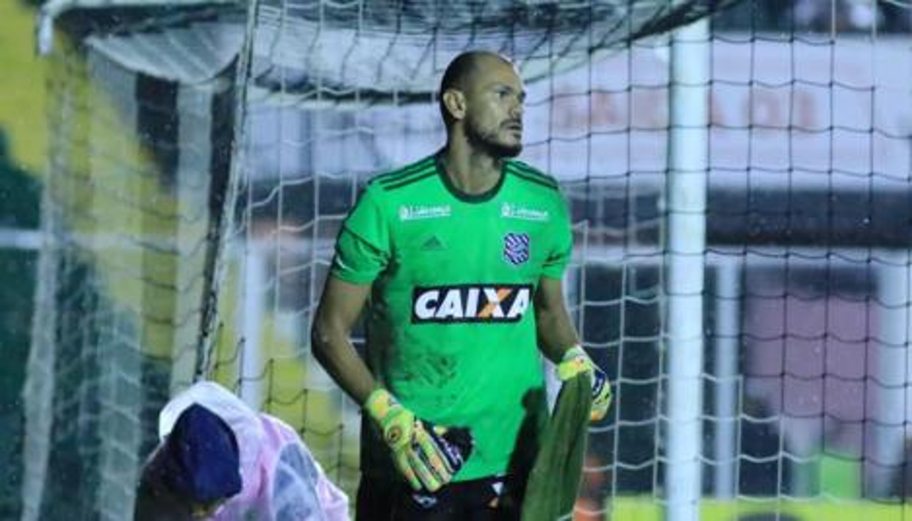 Irritado com falha, goleiro do Figueira sai de táxi do estádio