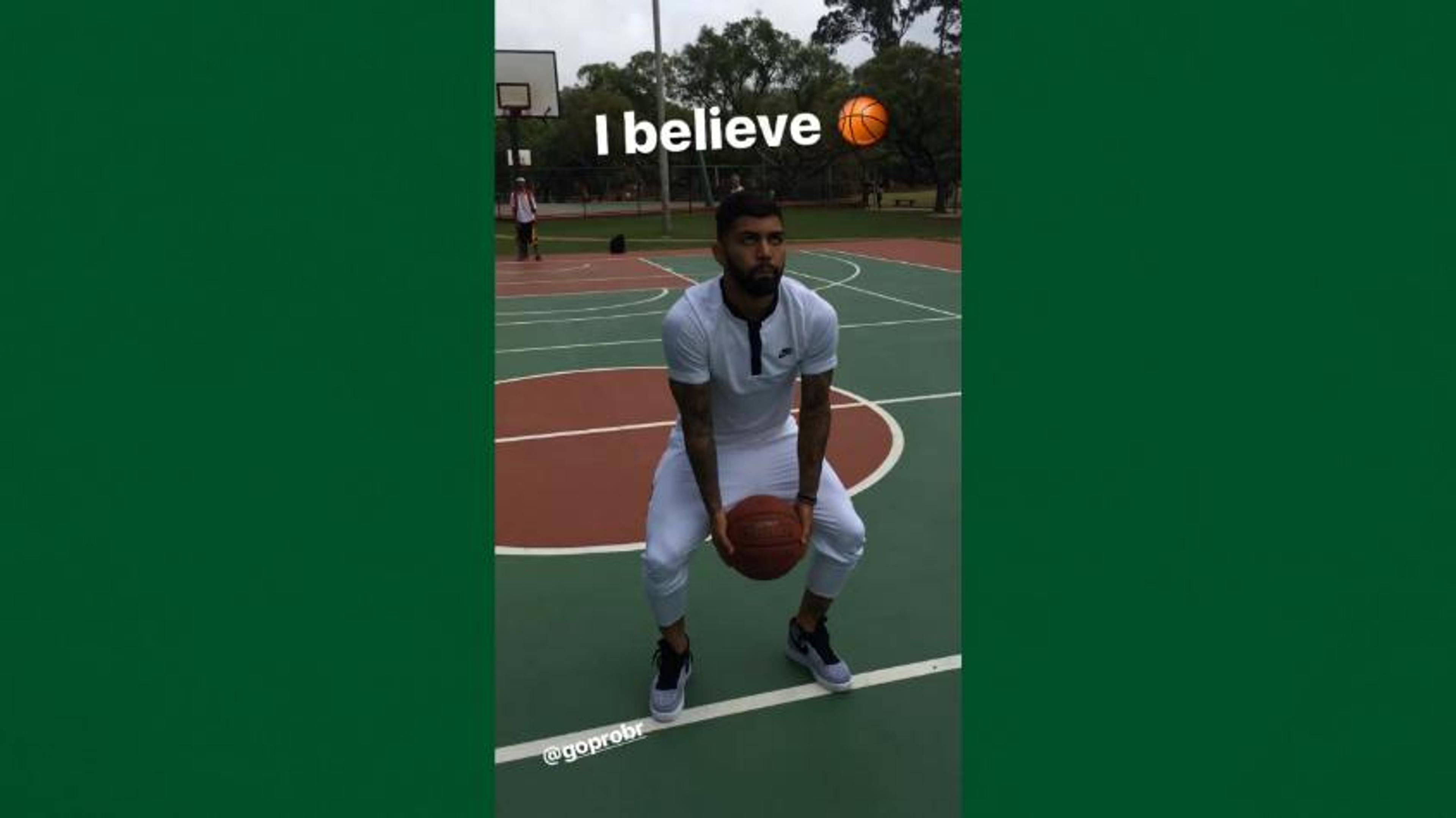 Gabigol se arrisca no basquete e acerta cesta incrível. Assista!