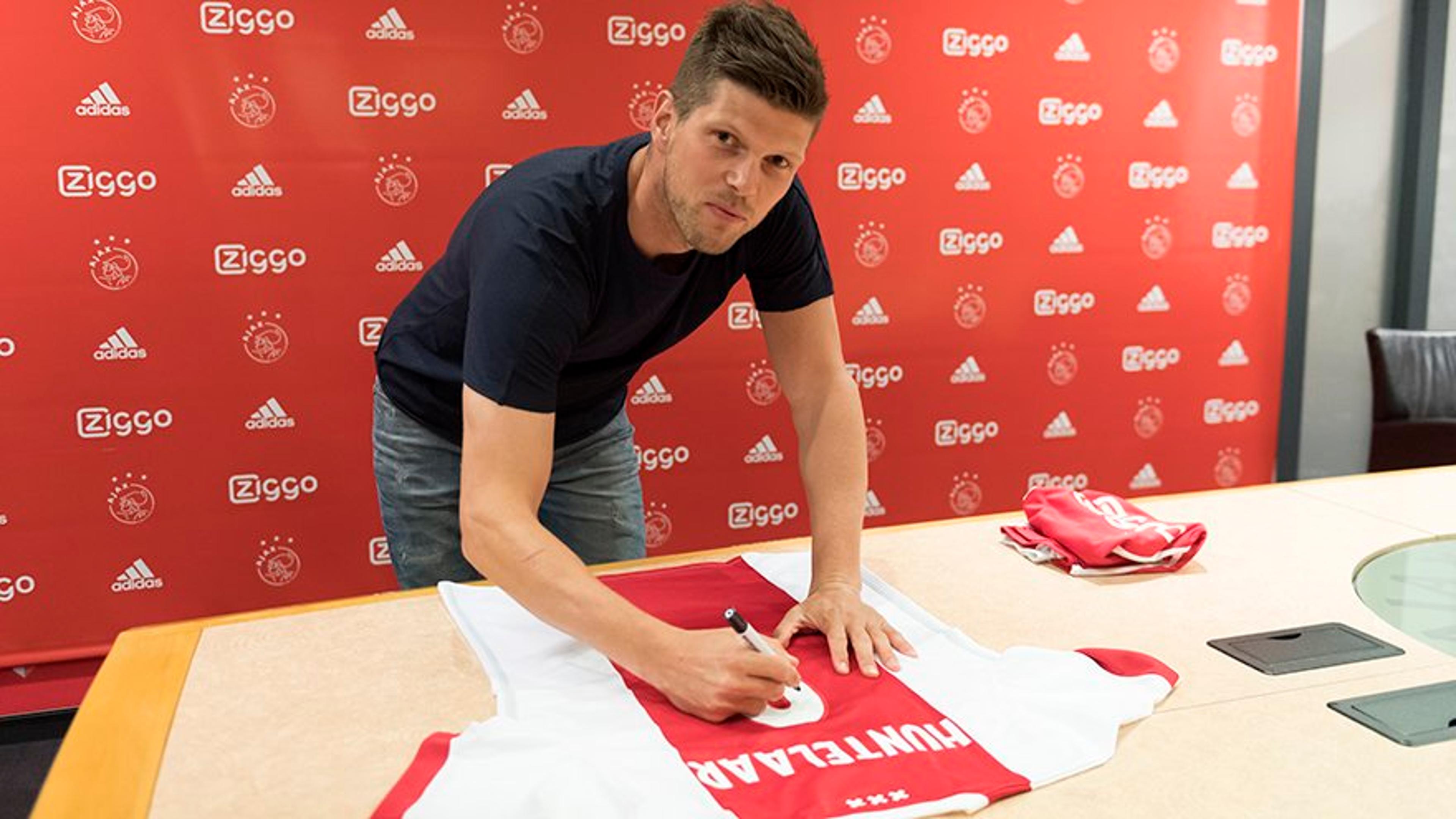 O bom filho a casa torna! Ajax anuncia a volta de Huntelaar