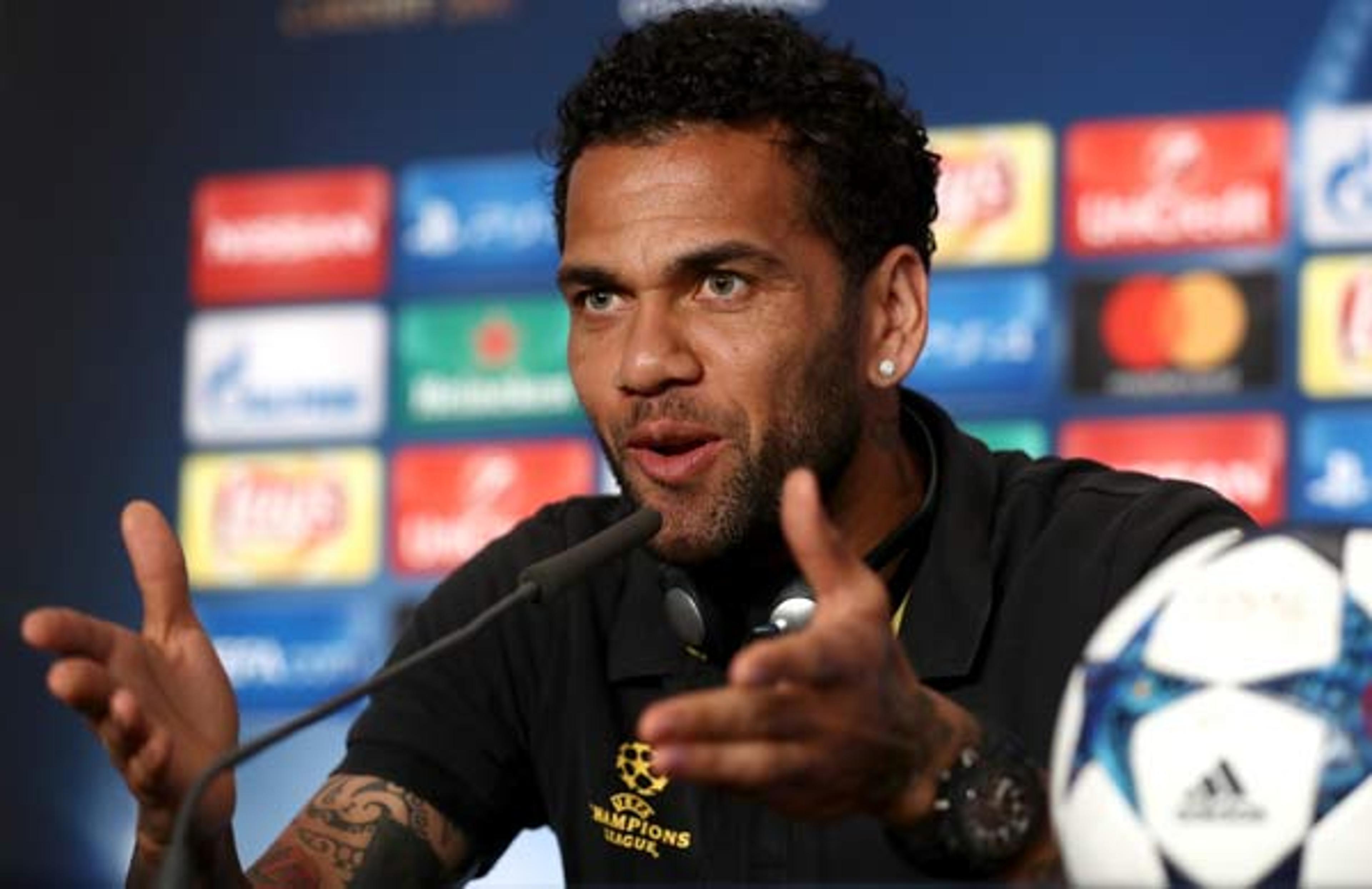 Juventus admite saída de Daniel Alves e teme perder Alex Sandro