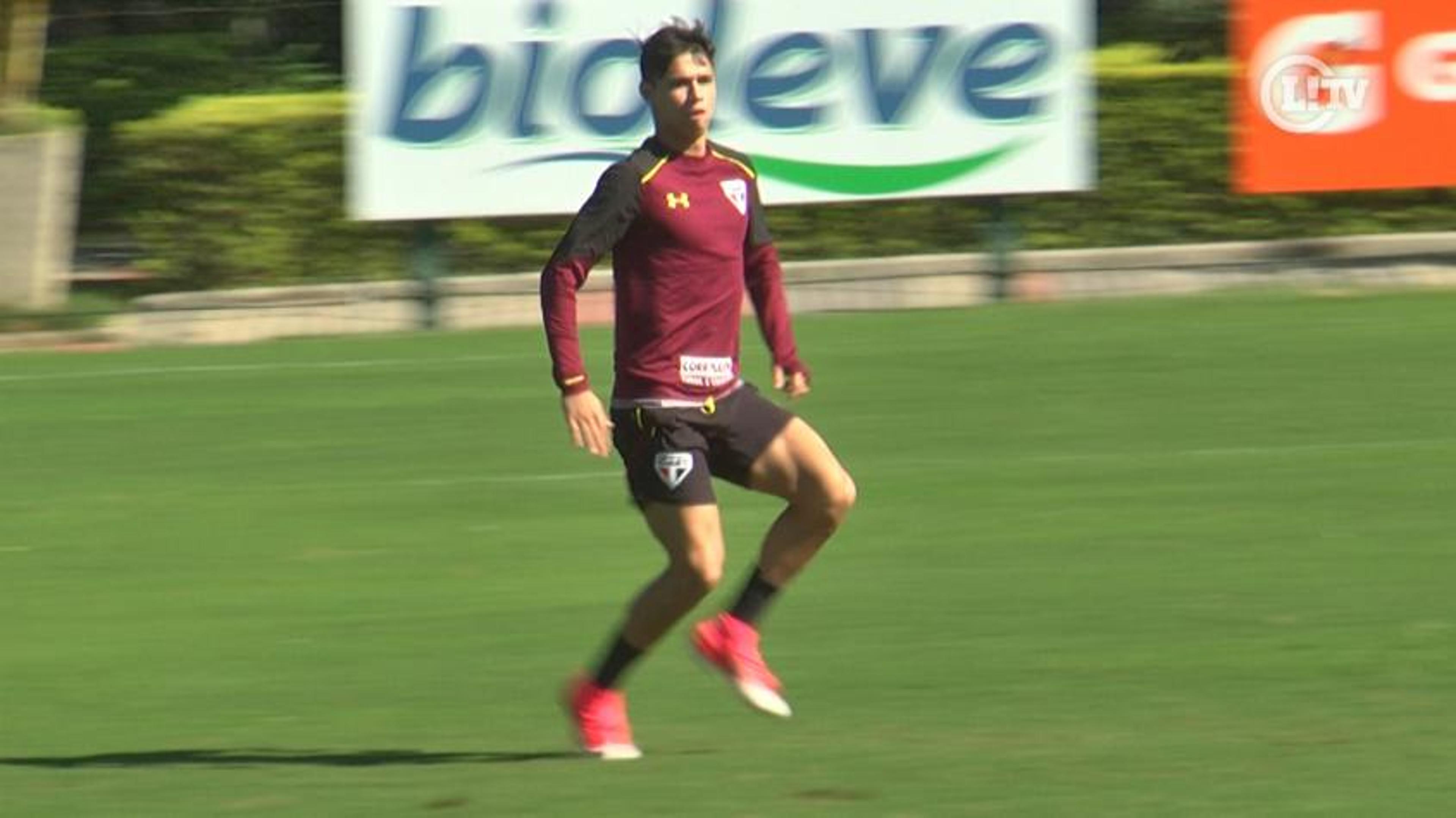 VÍDEO: Fechado com o Lille, Luiz Araújo mantém rotina de treino no São Paulo