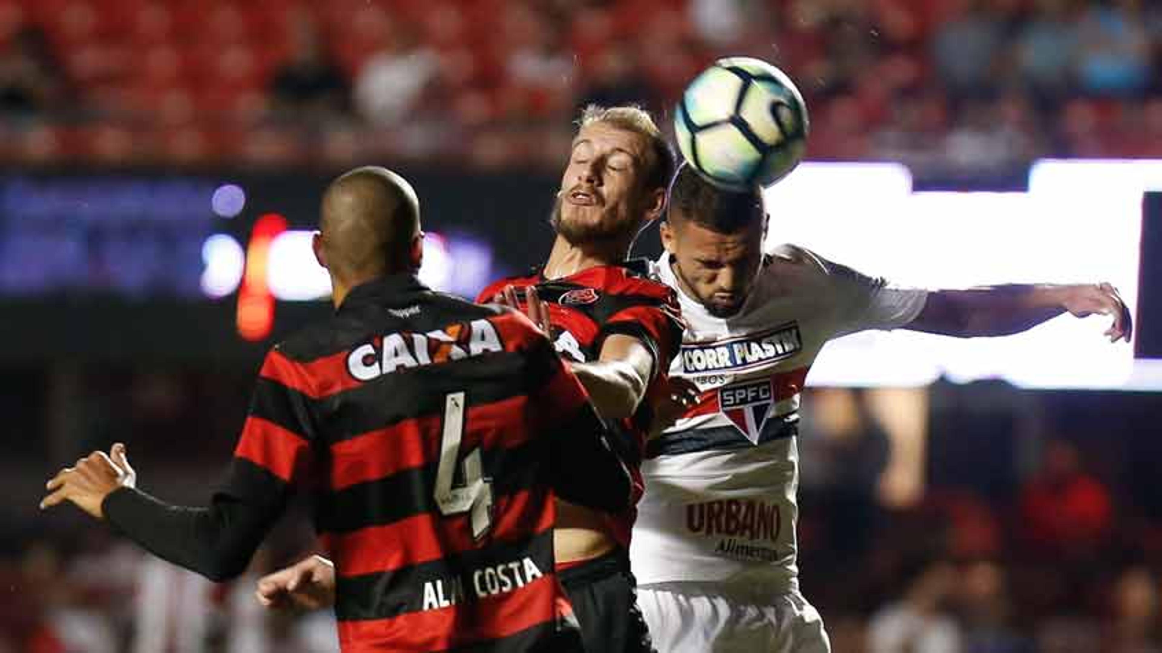 Pior mandante x pior visitante: duelo entre Vitória e São Paulo no domingo