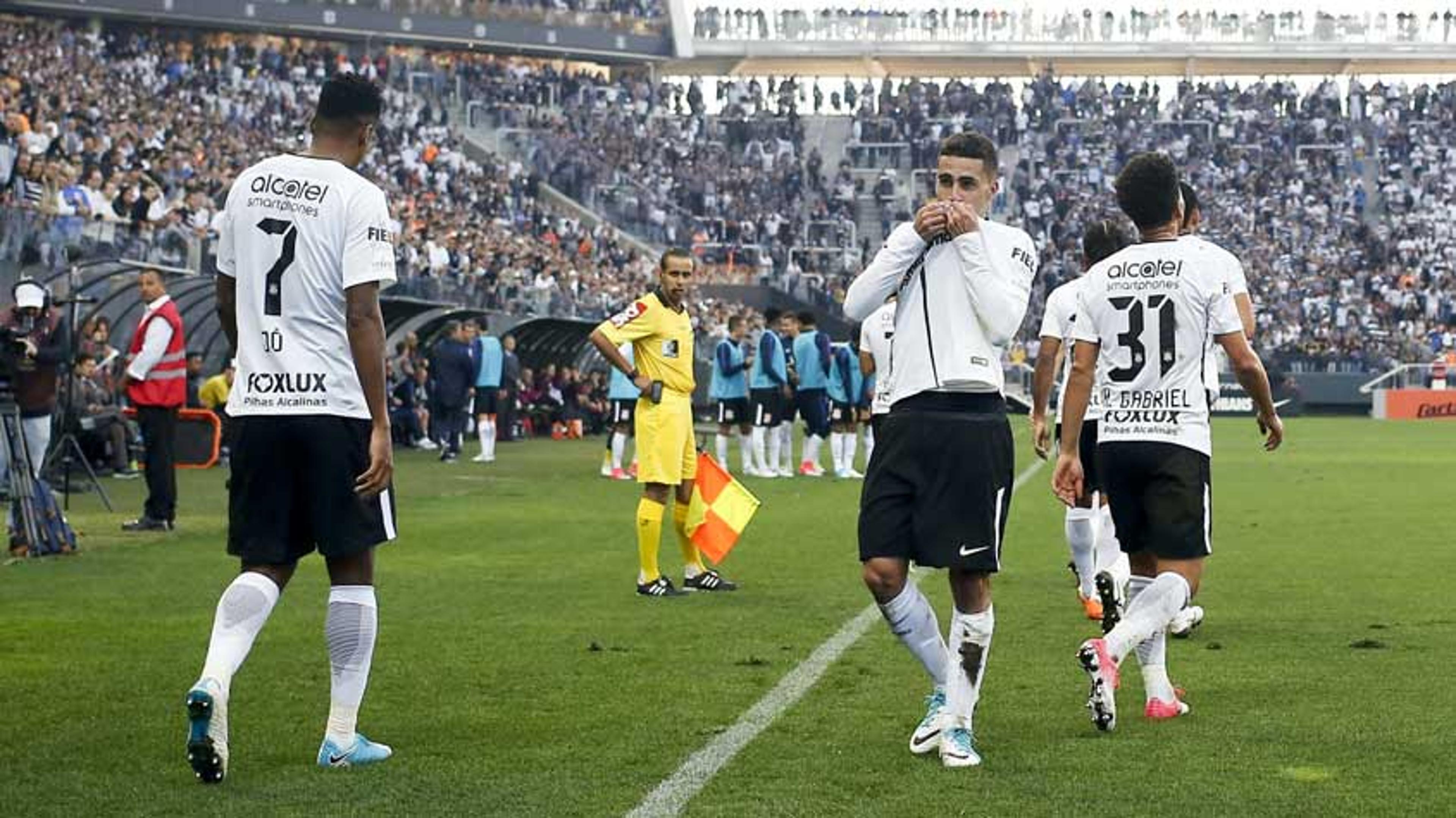 Gabriel se vê melhor no Corinthians do que em rival: ‘Devido ao Carille’