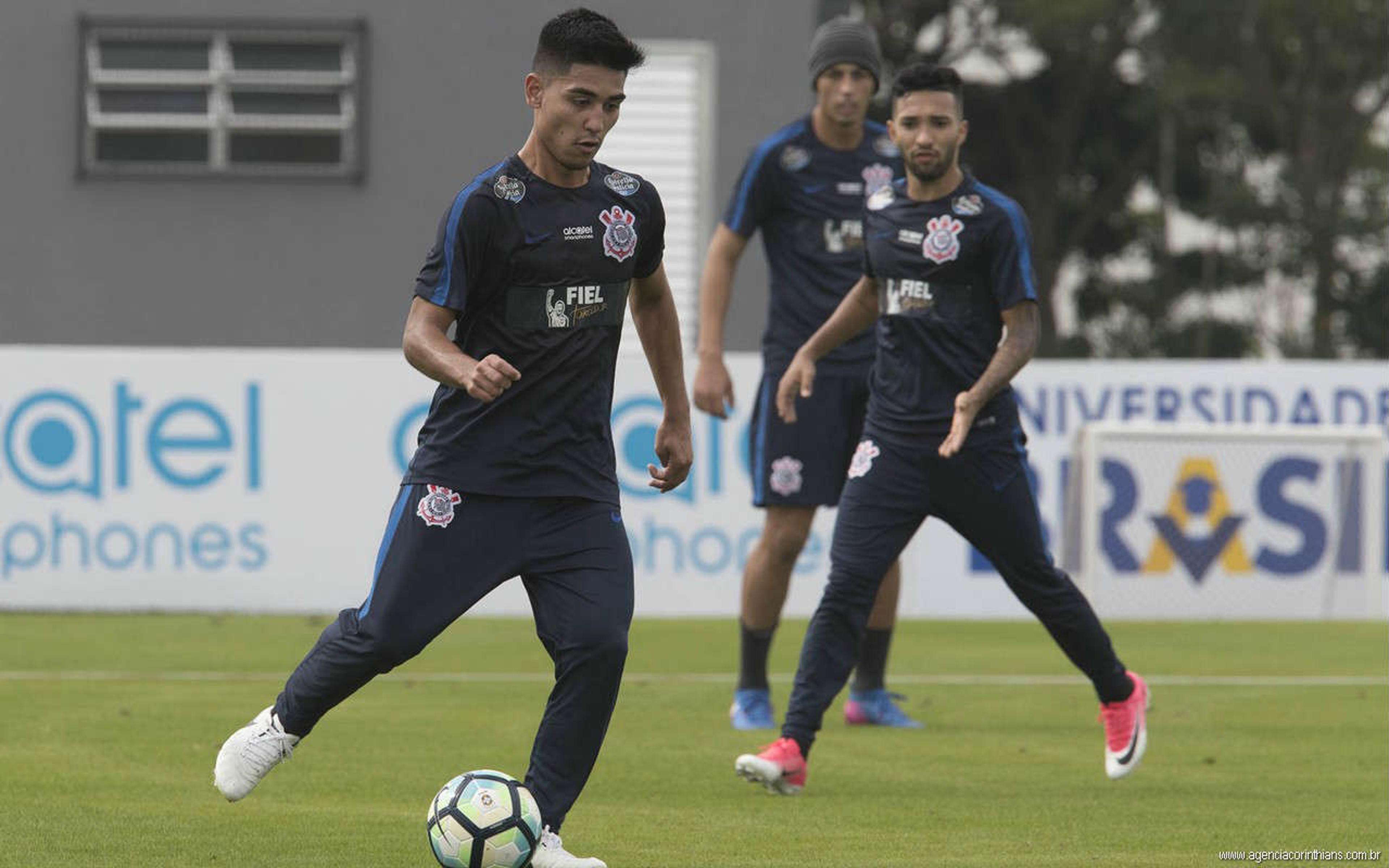 Após treino com Carille, Oya reforça planos de promoção no Corinthians