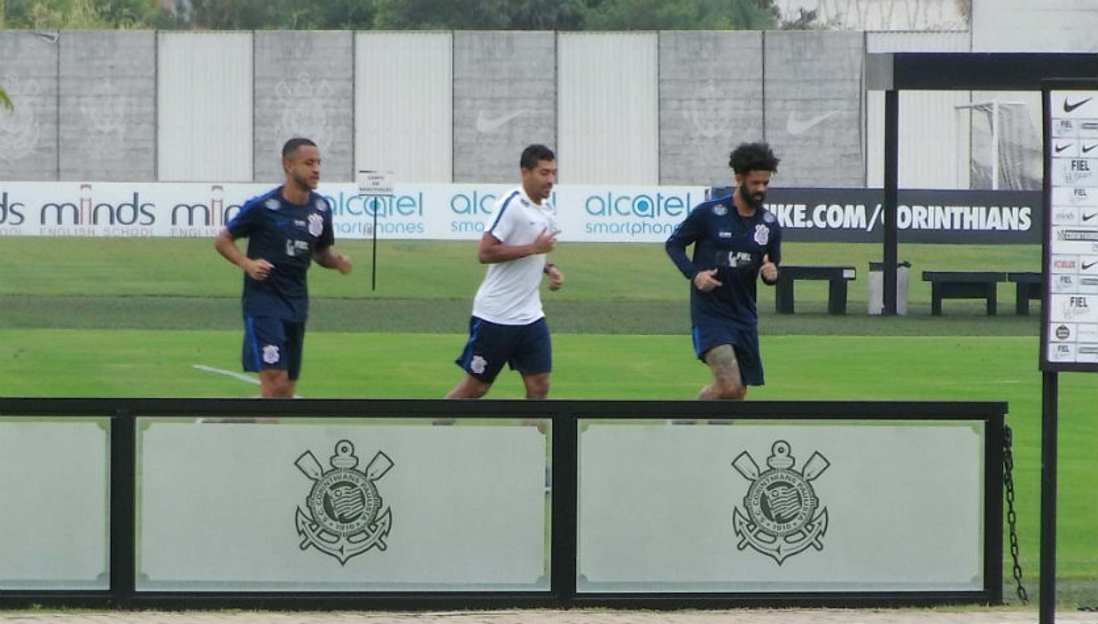 Léo Príncipe inicia treinos em campo e corre com Cristian no Corinthians