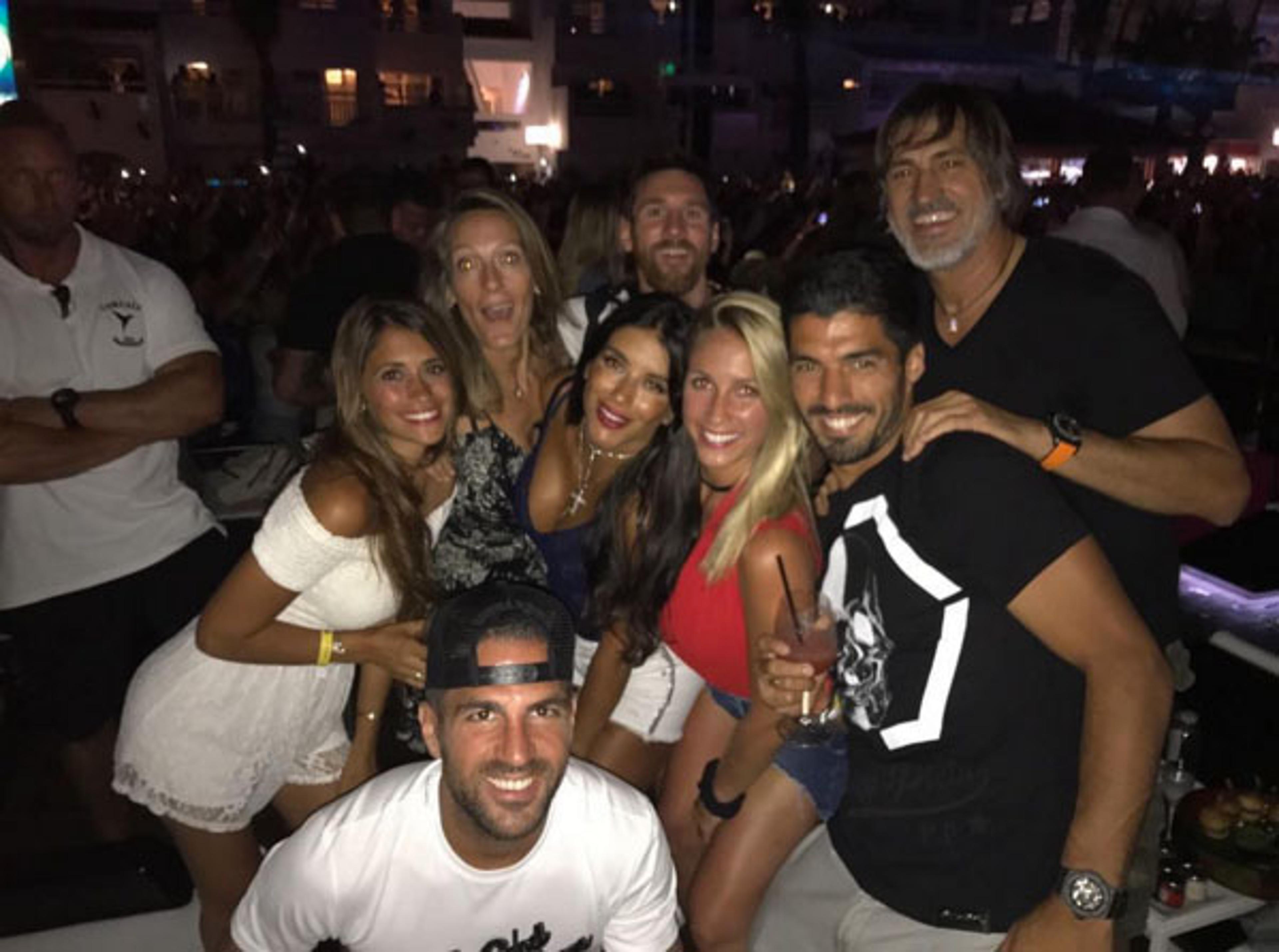 Messi, Suárez e Fàbregas curtem festa durante férias em Ibiza