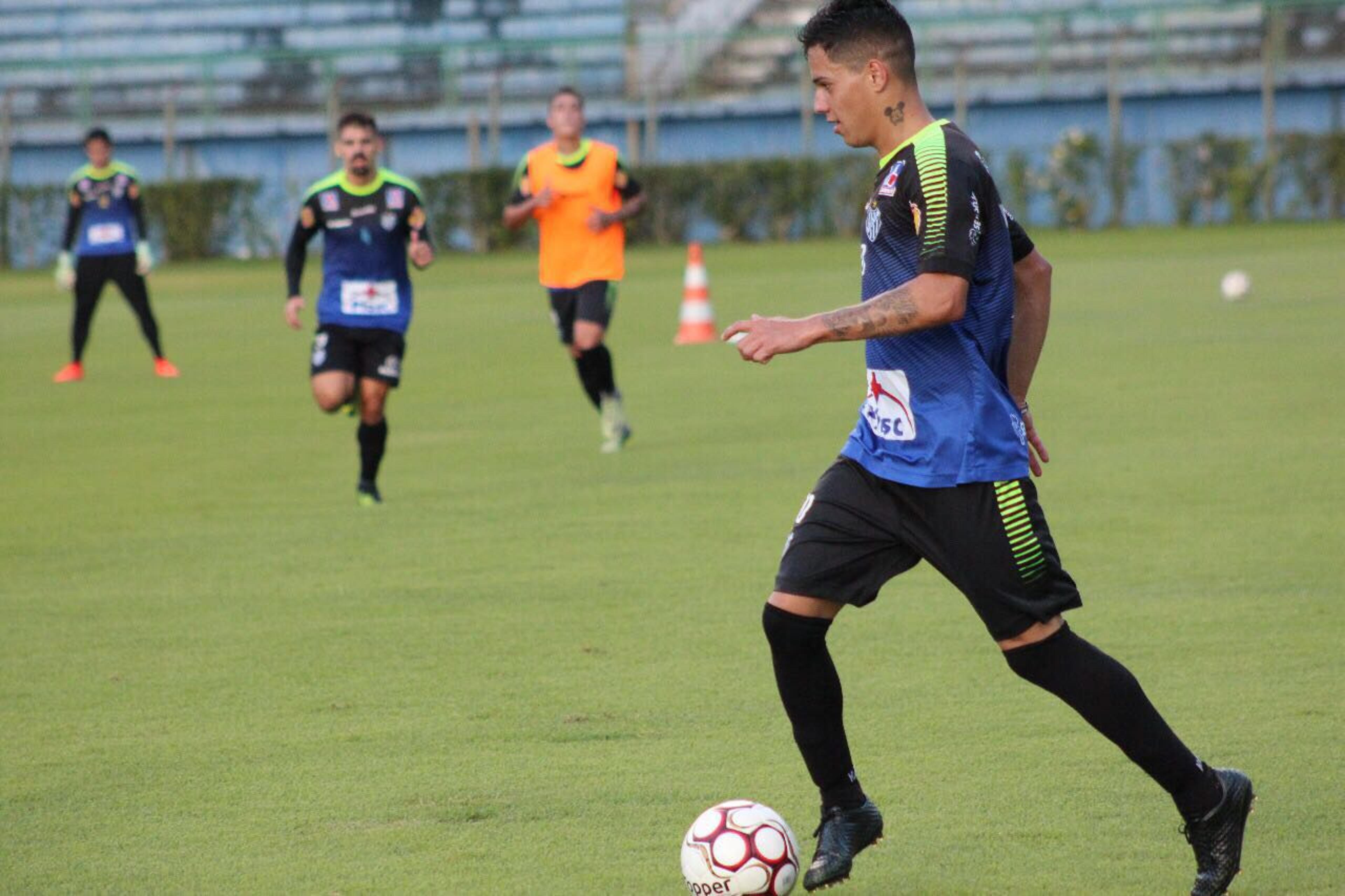 Camisa 10 do Tupi na Série C, Andrey celebra primeiro gol como profissional