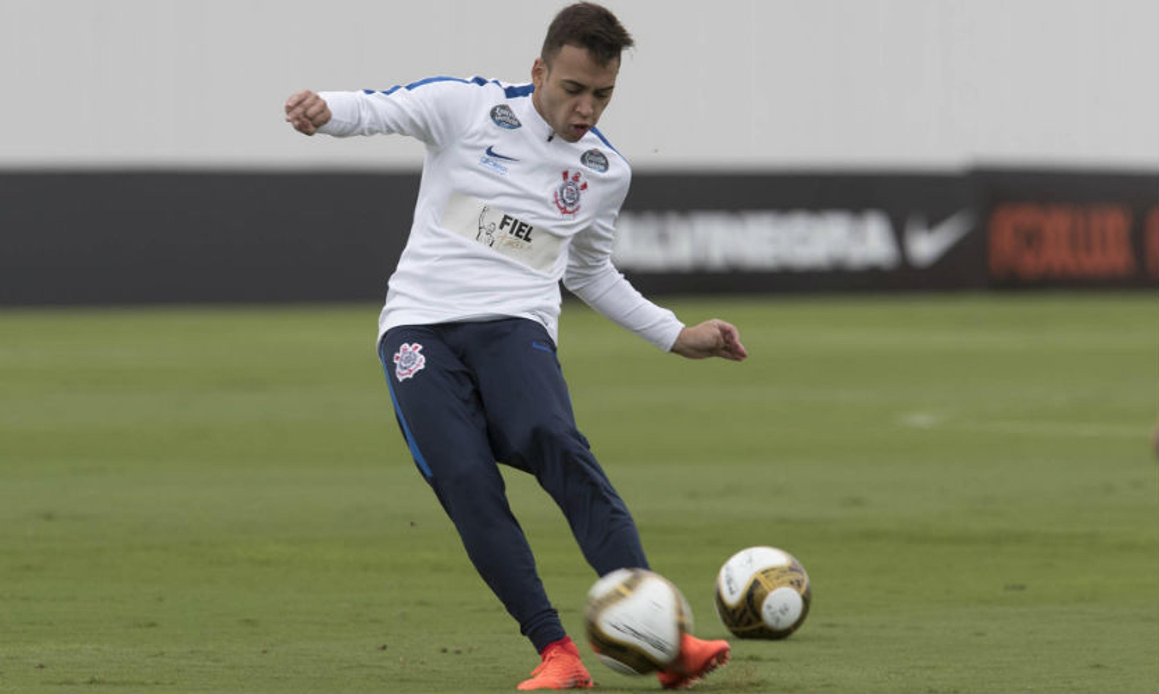 Vídeos de Marcelinho, bronca do tio e dicas de Coelho: sem Jadson, Maycon assume bolas paradas no Corinthians