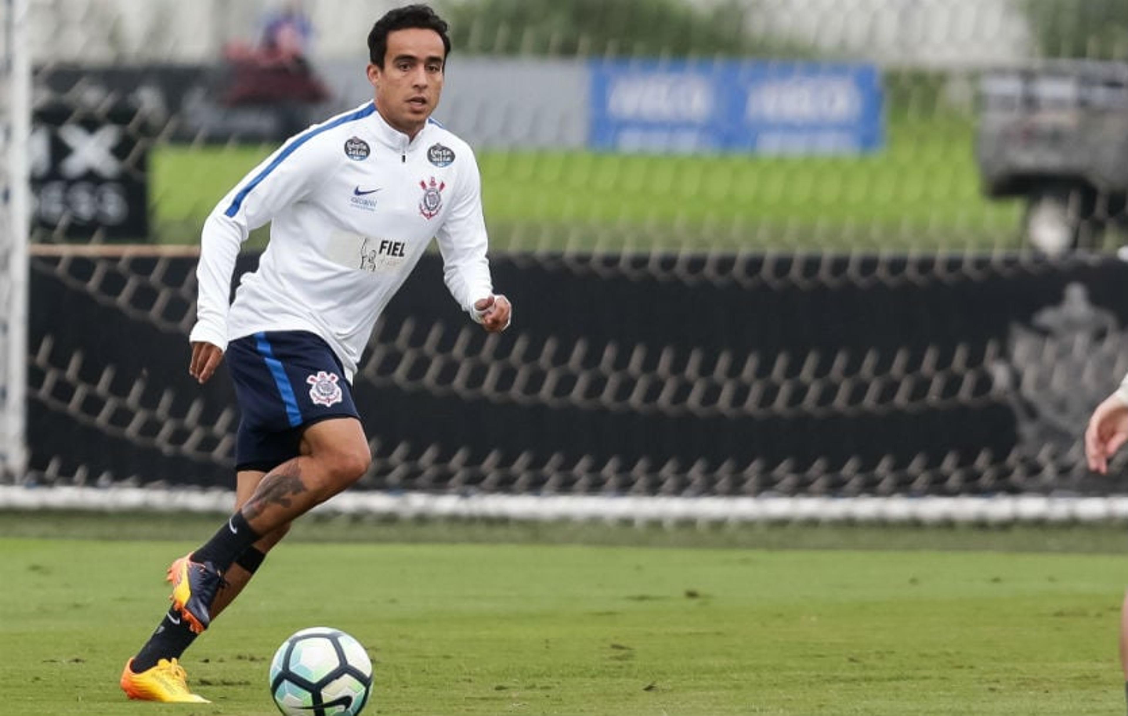 Recuperado, Jadson treina até faltas e quer Corinthians mais concentrado