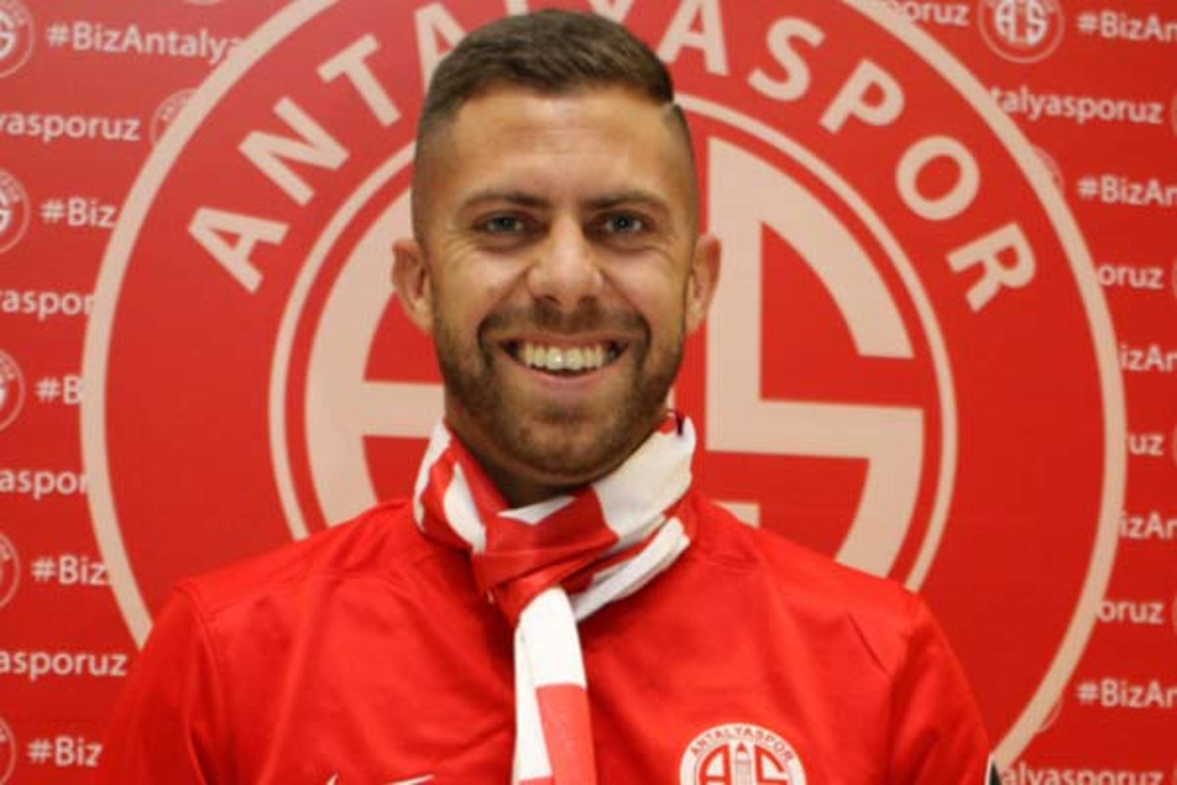 Ex-atacante do Milan assina por três temporadas com o Antalyaspor