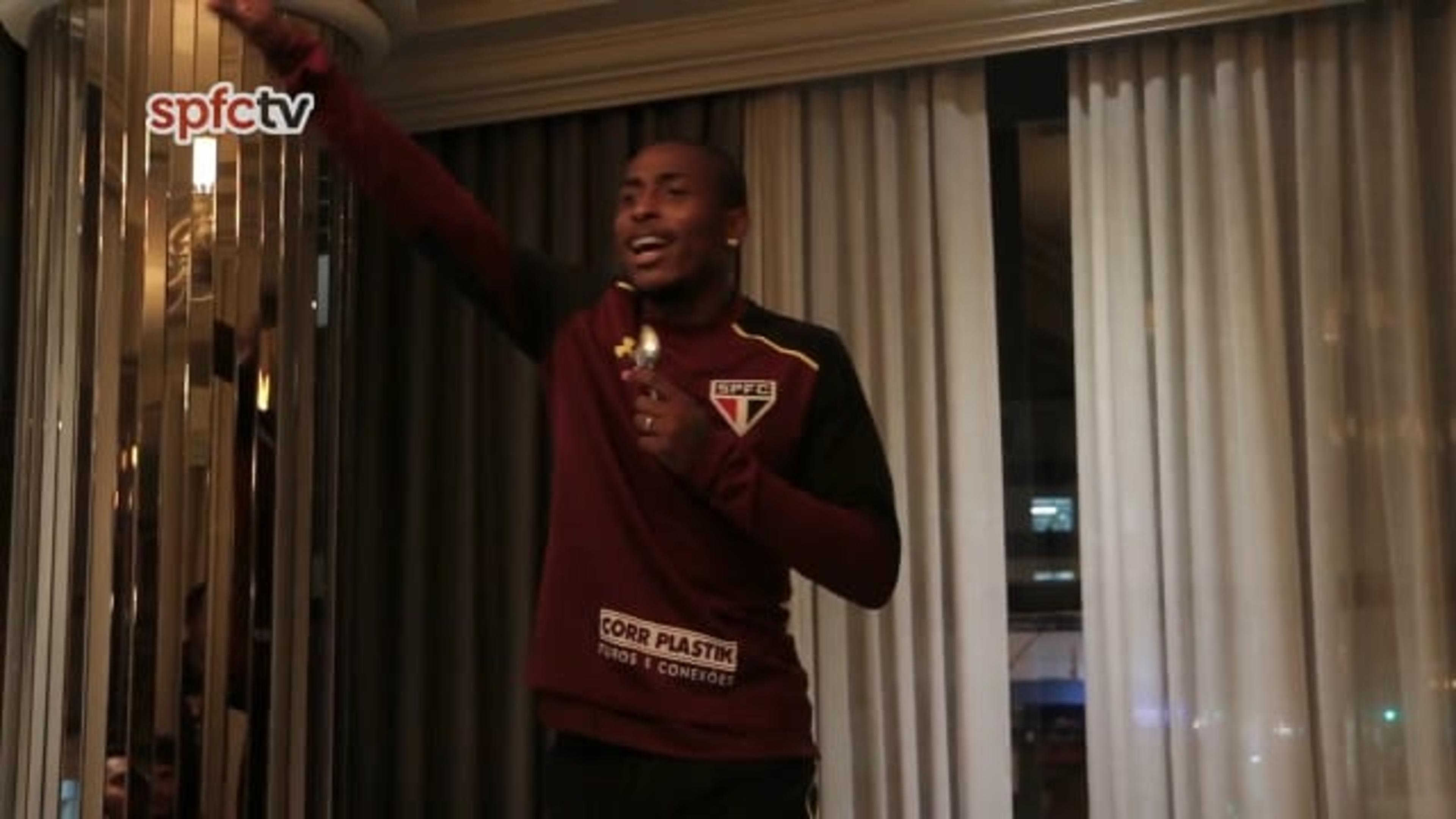 VÍDEO: Novatos, Denilson e Brenner se apresentam ao elenco do São Paulo em concentração