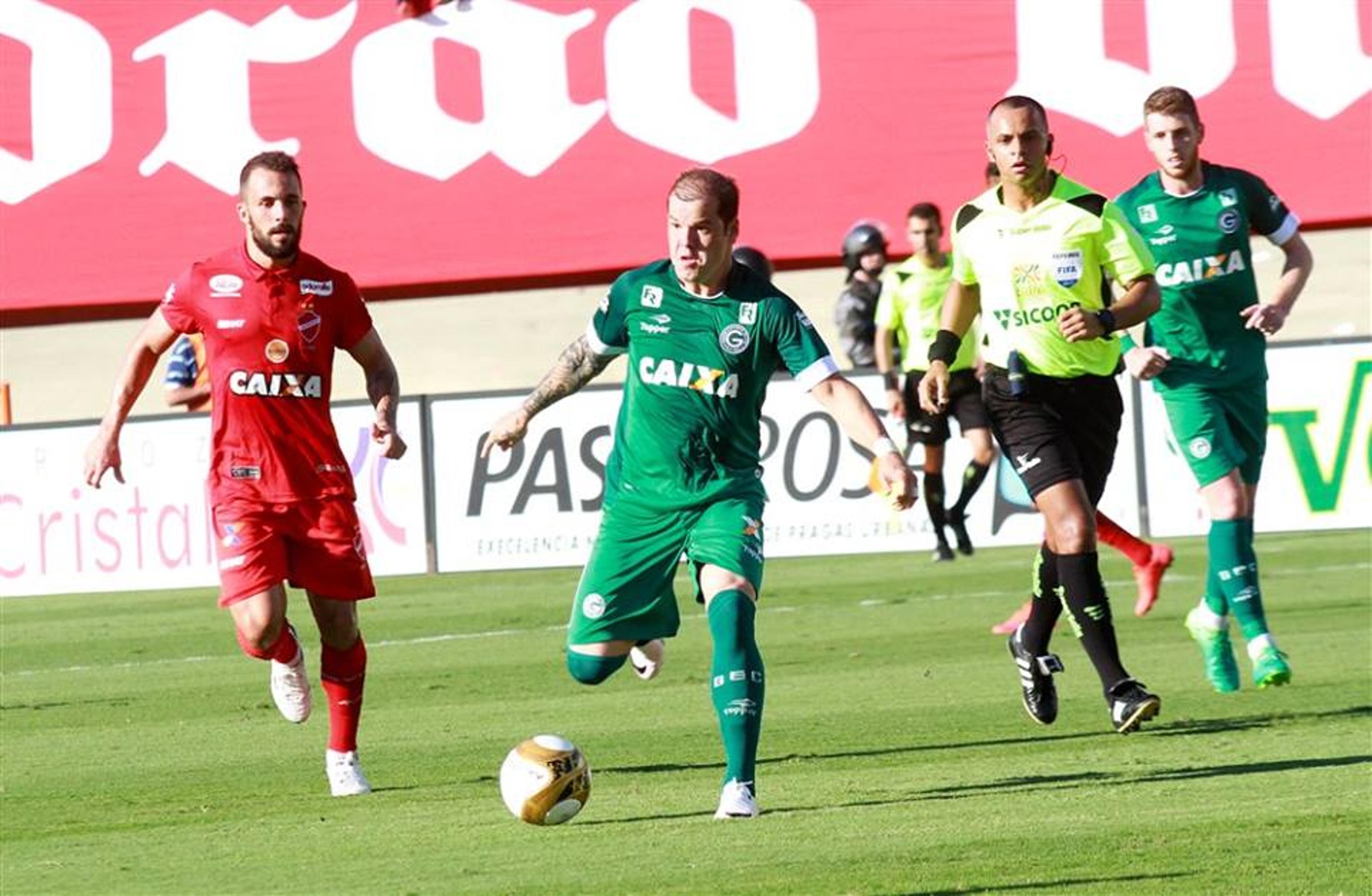 Decisivo, Tiago Luis comemora Goiás no G4 e projeta clássico de sábado