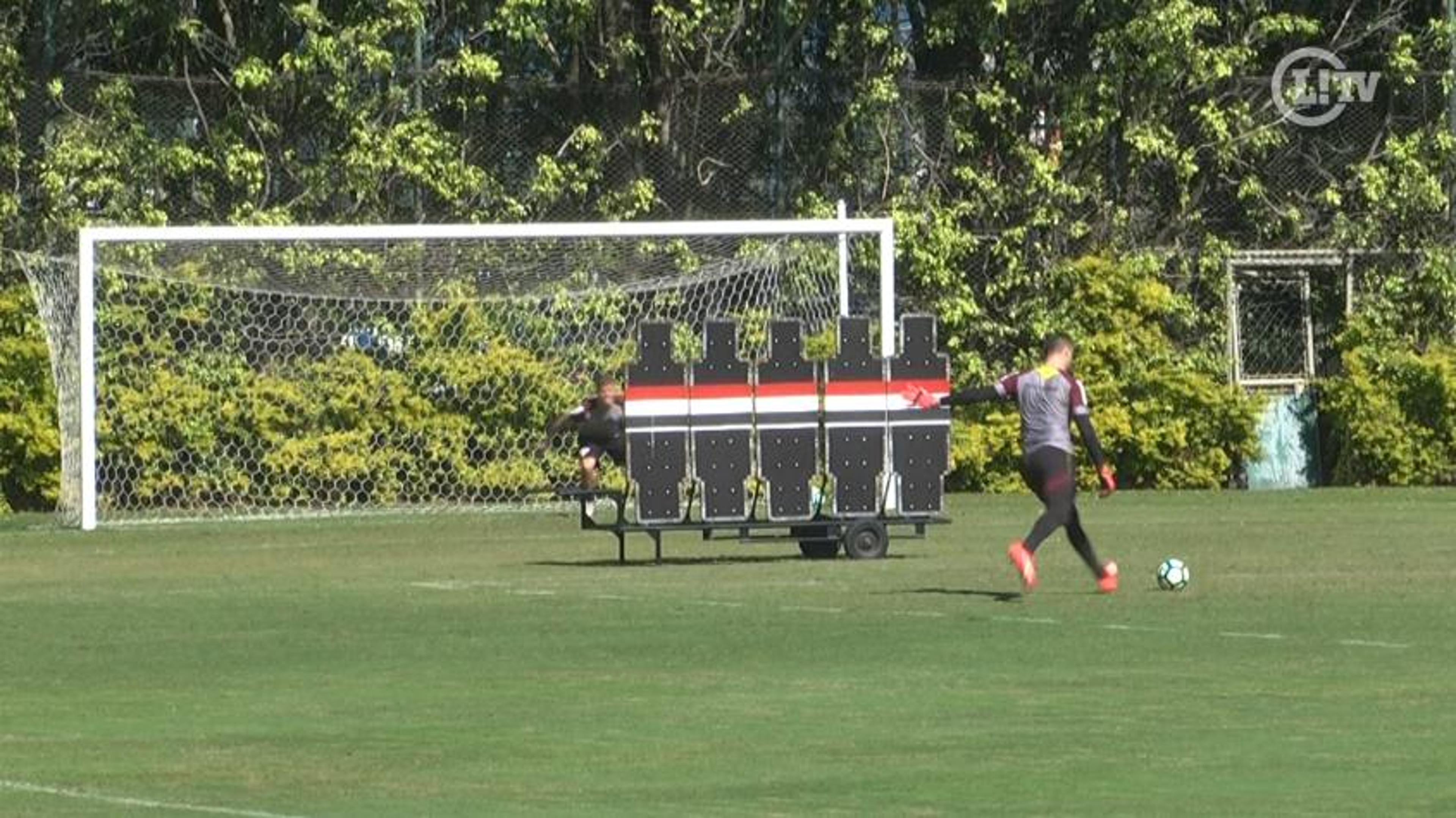 ‘Mitinho’? Goleiro da base bate falta e acerta o ângulo em treino do São Paulo; veja!