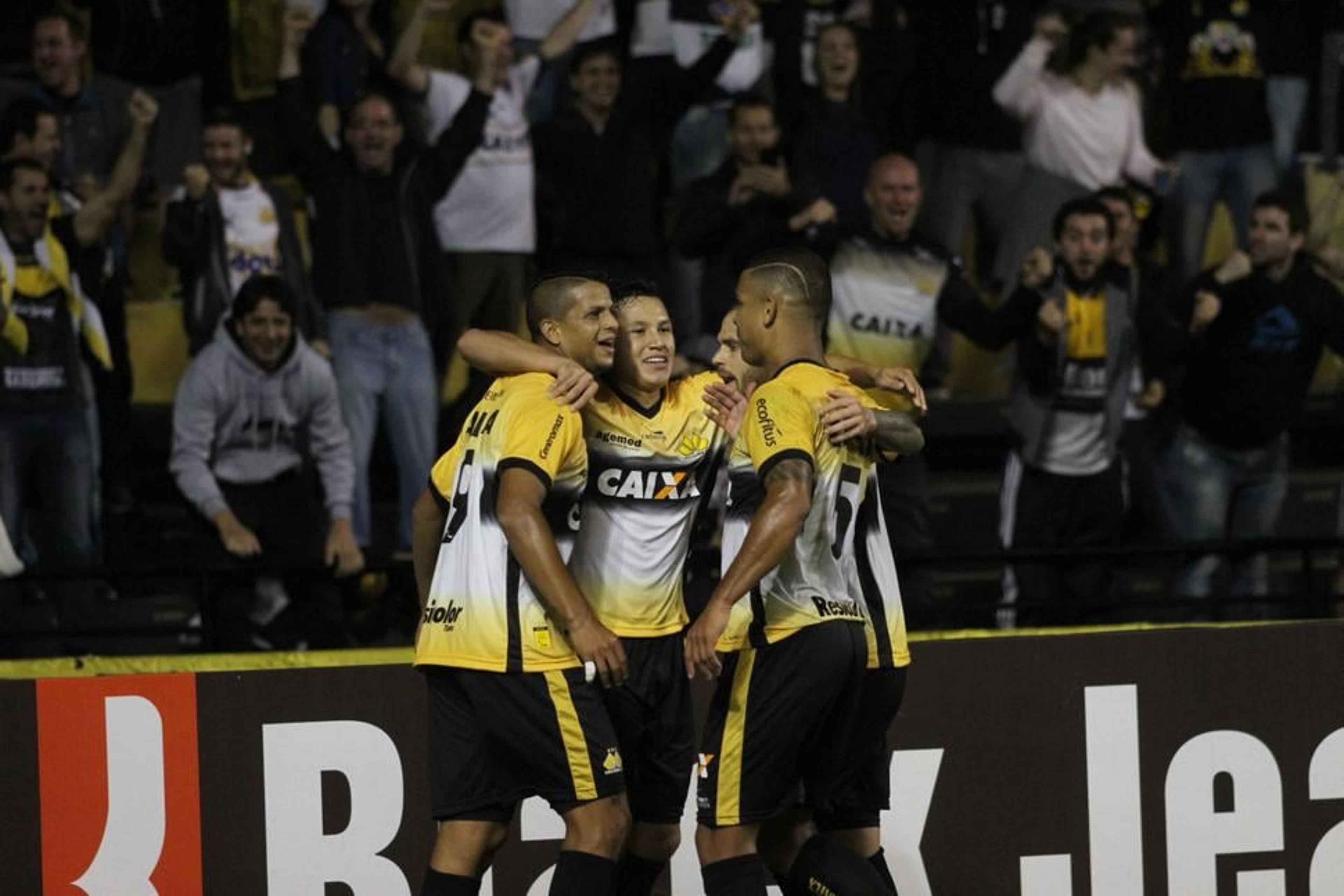 Em jogo polêmico, Criciúma bate o Paraná Clube