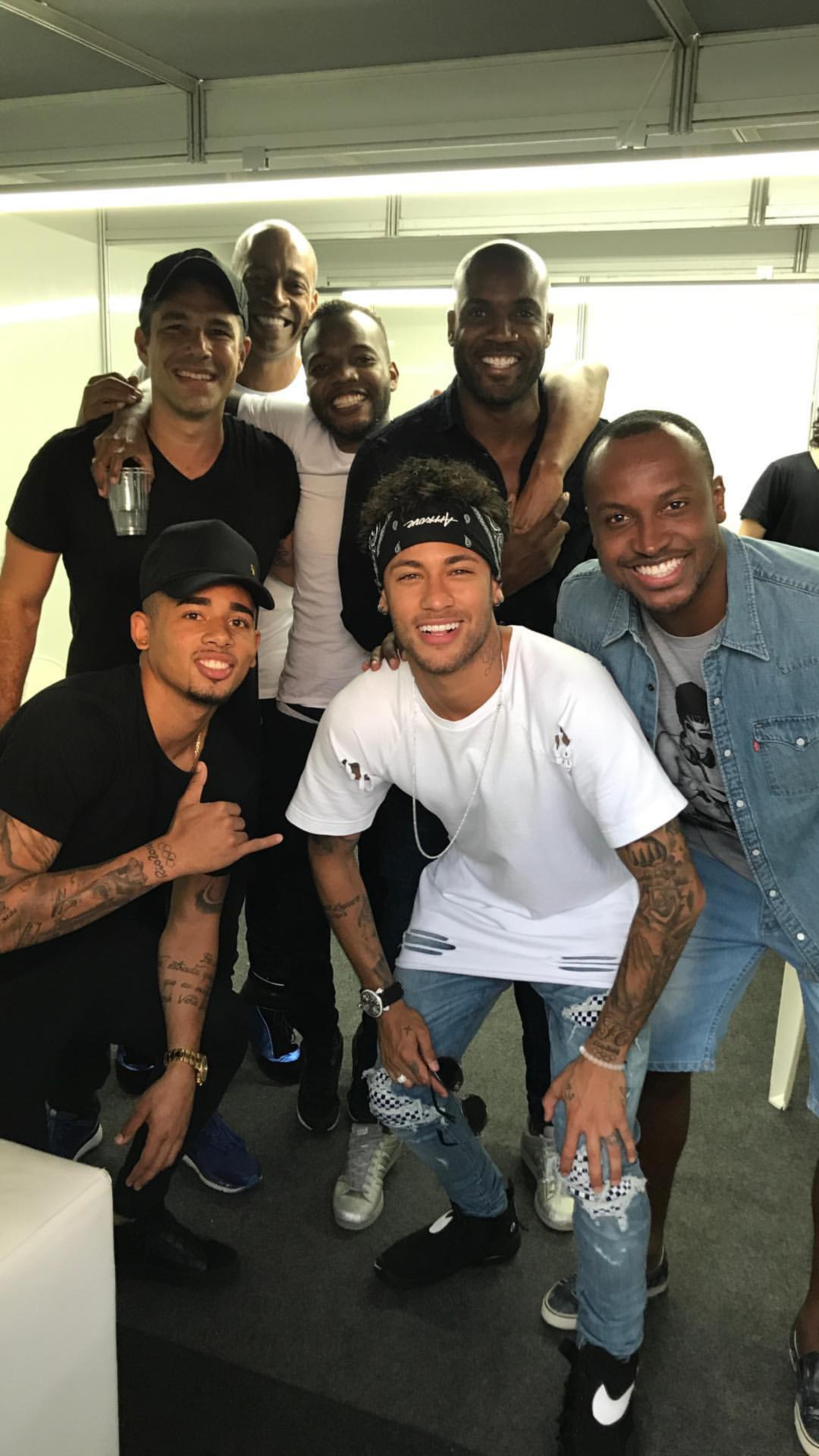 Neymar e Gabriel Jesus sobem no palco em show e festa de Bruninho