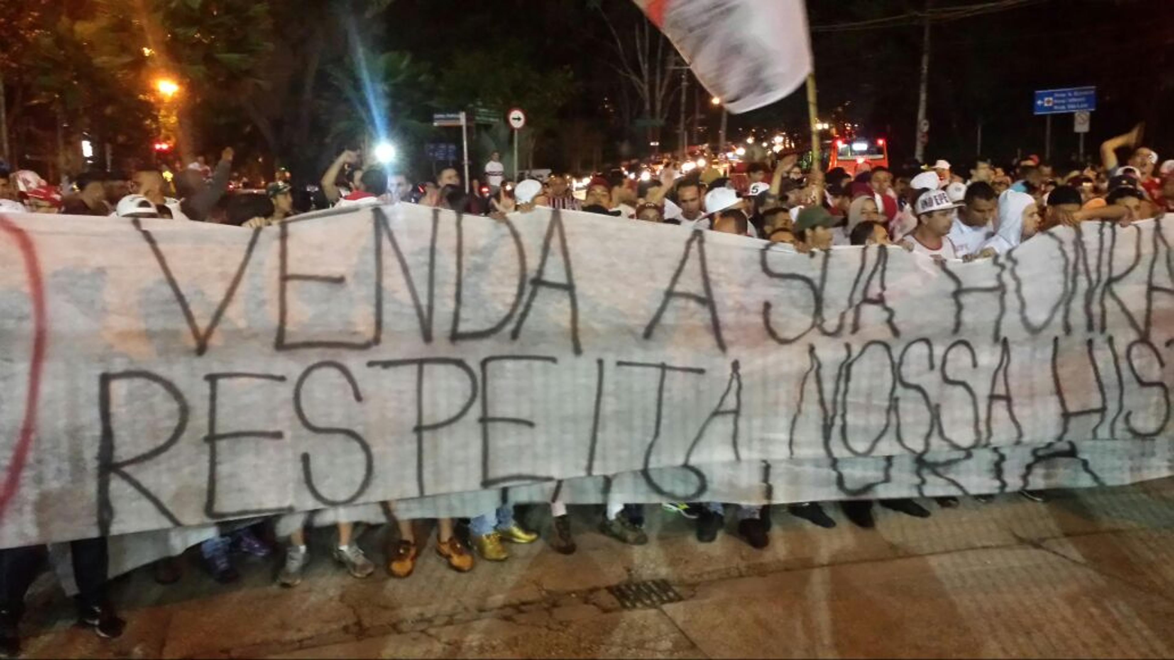 Torcedores do São Paulo fazem protesto no Morumbi e xingam Leco