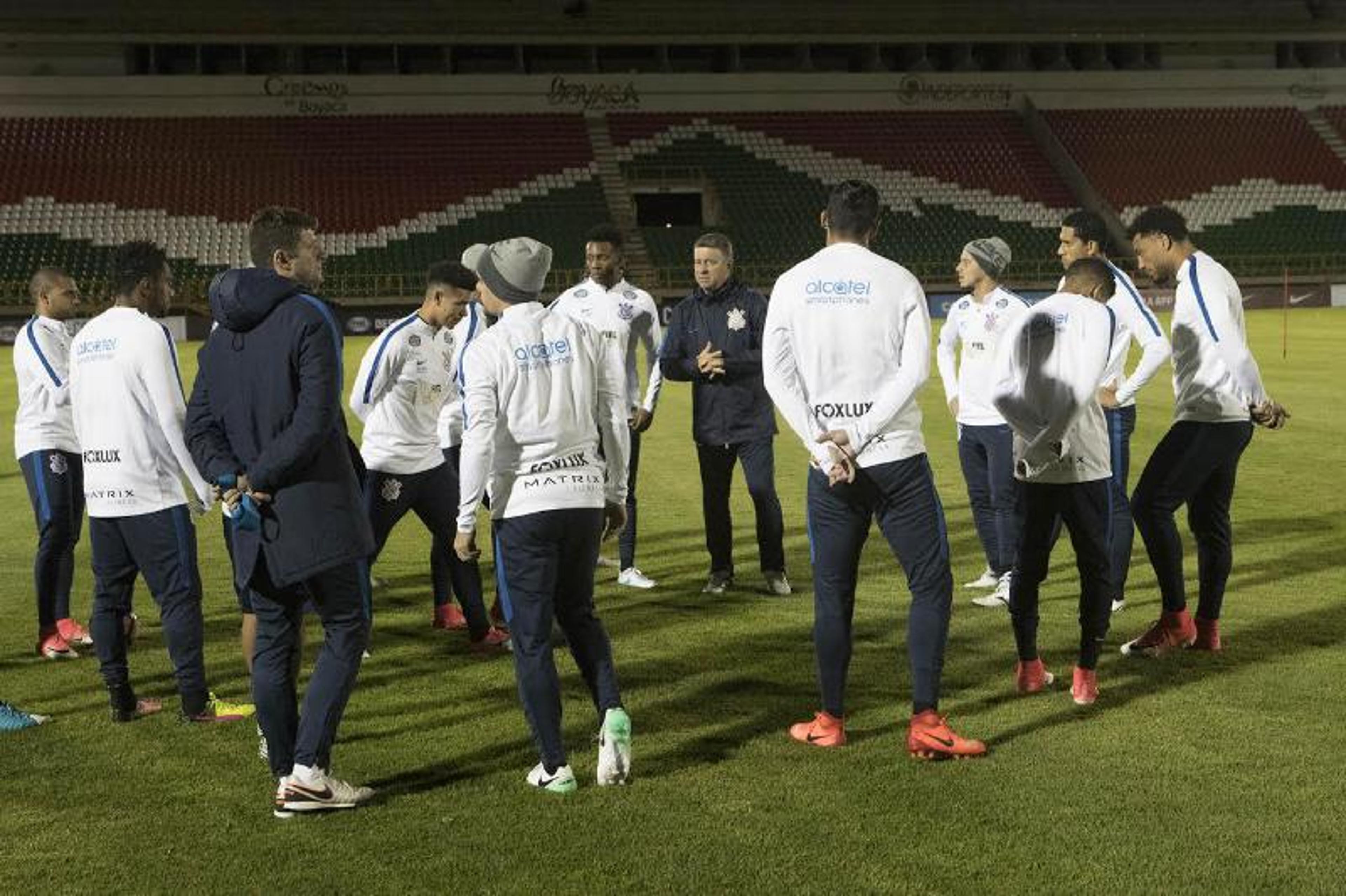 Corinthians conhece estádio, e Carille confirma a escalação; veja o time