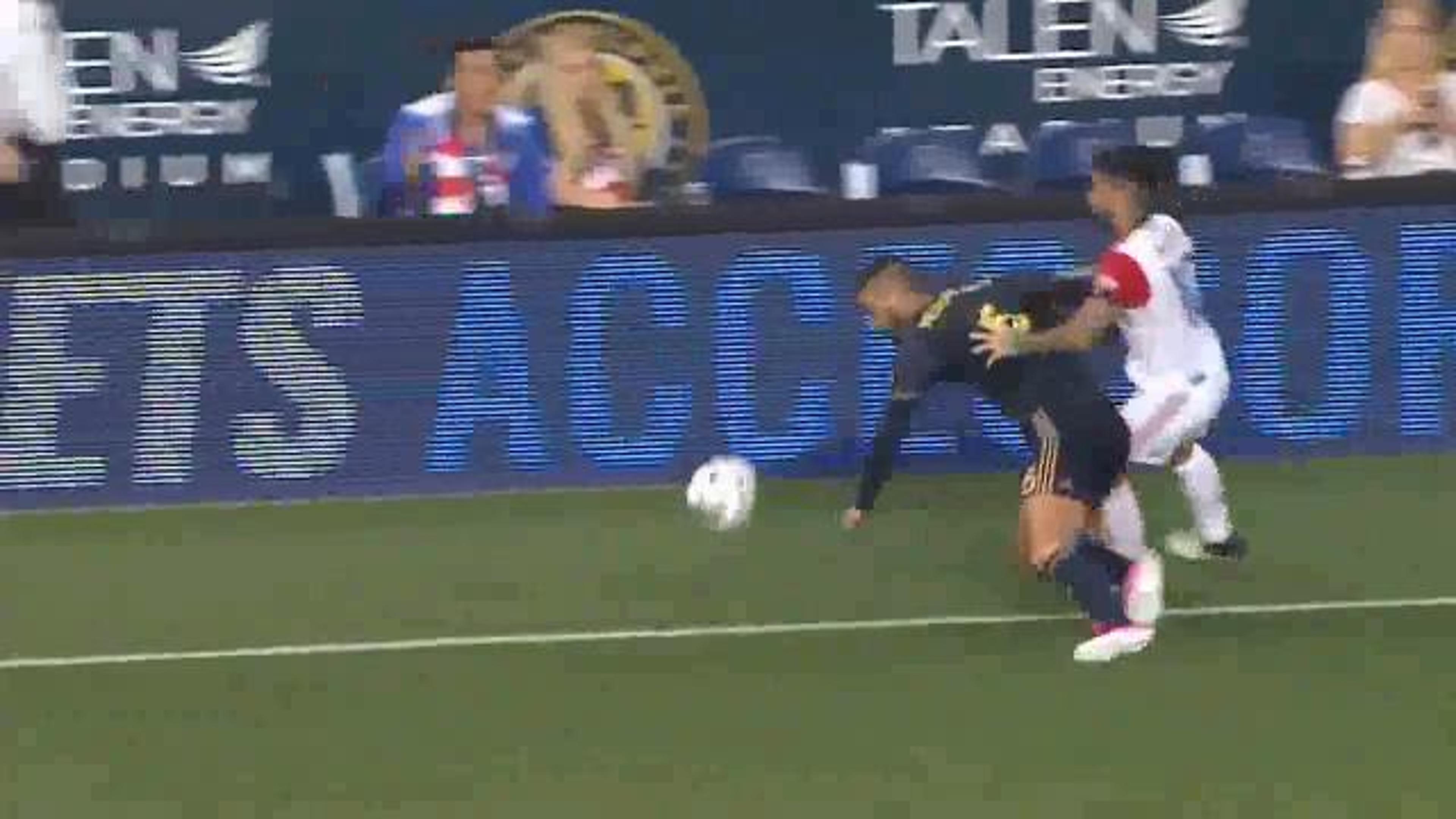 VÍDEO: Jogador nega ter sido chutado por adversário e árbitro desiste de expulsão na MLS