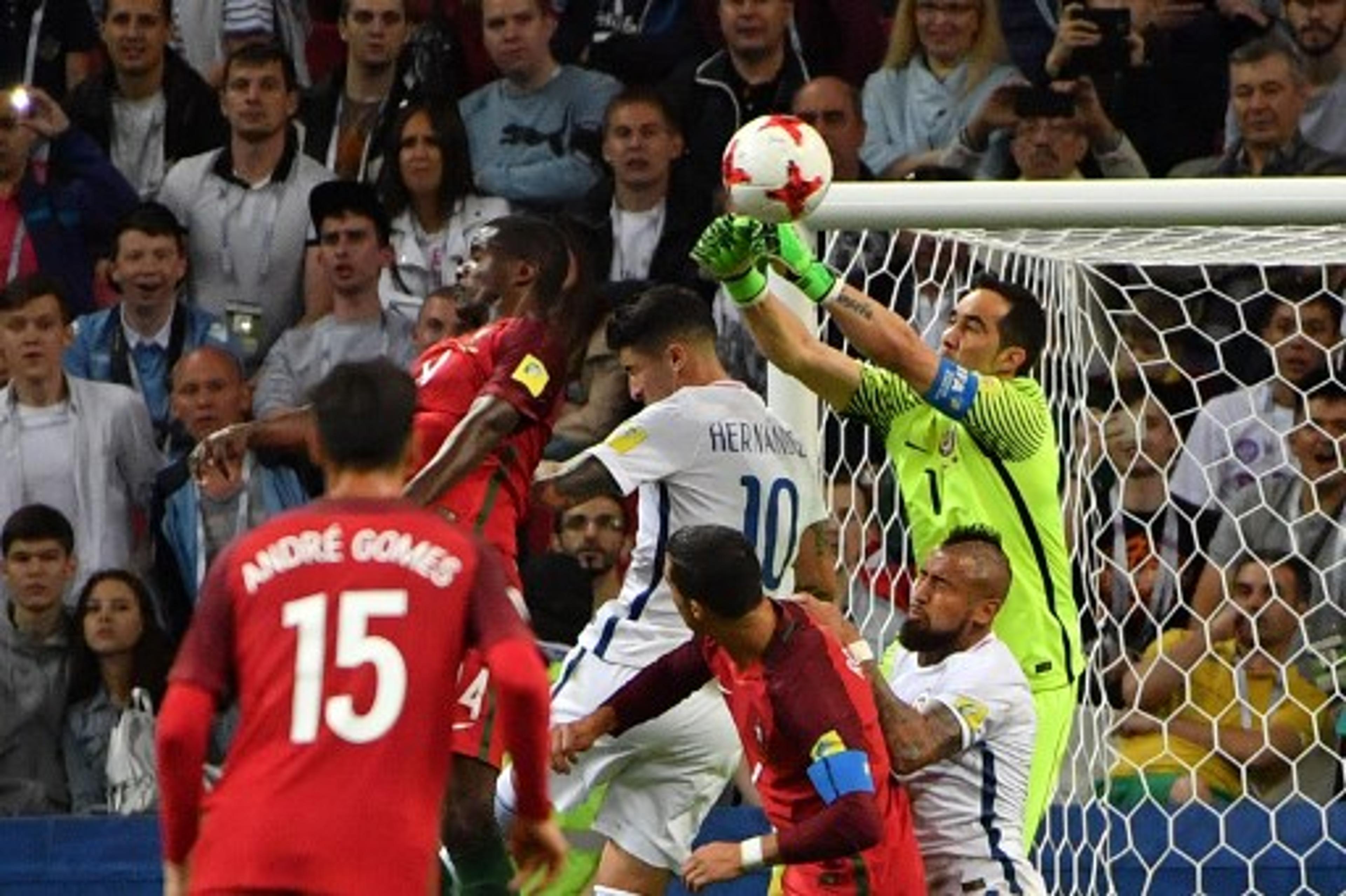 Bravo! Nos pênaltis, Chile cresce, vence Portugal e está na final