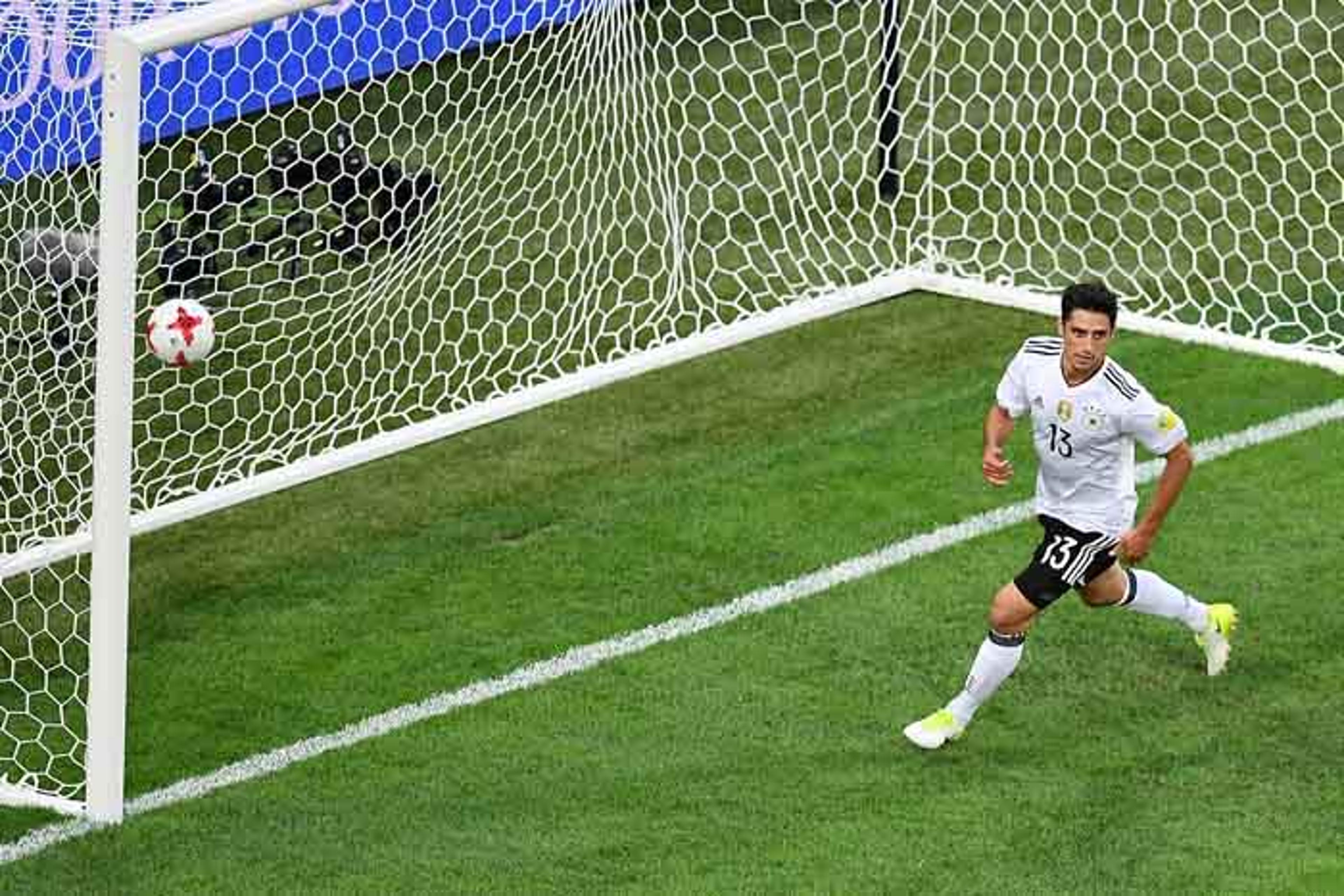 Chileno vai às lágrimas após erro na final da Copa das Confederações