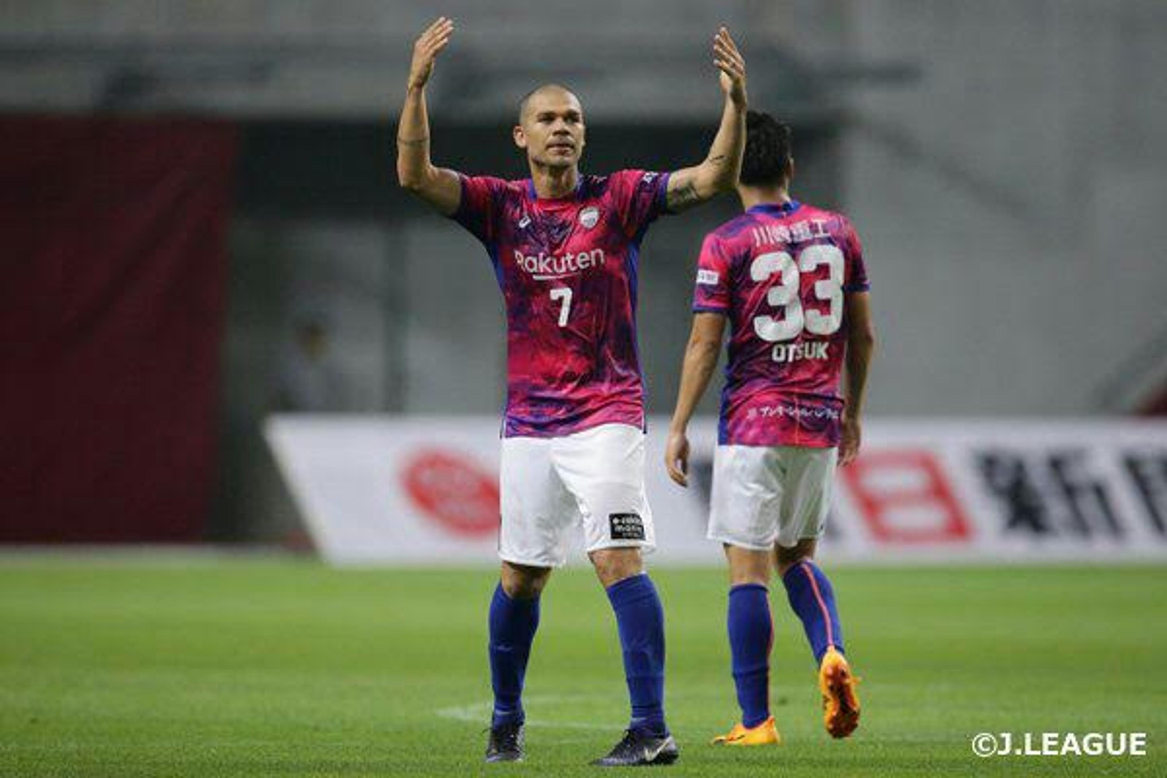 Com Podolski na arquibancada, Vissel Kobe vence com gol de Nilton