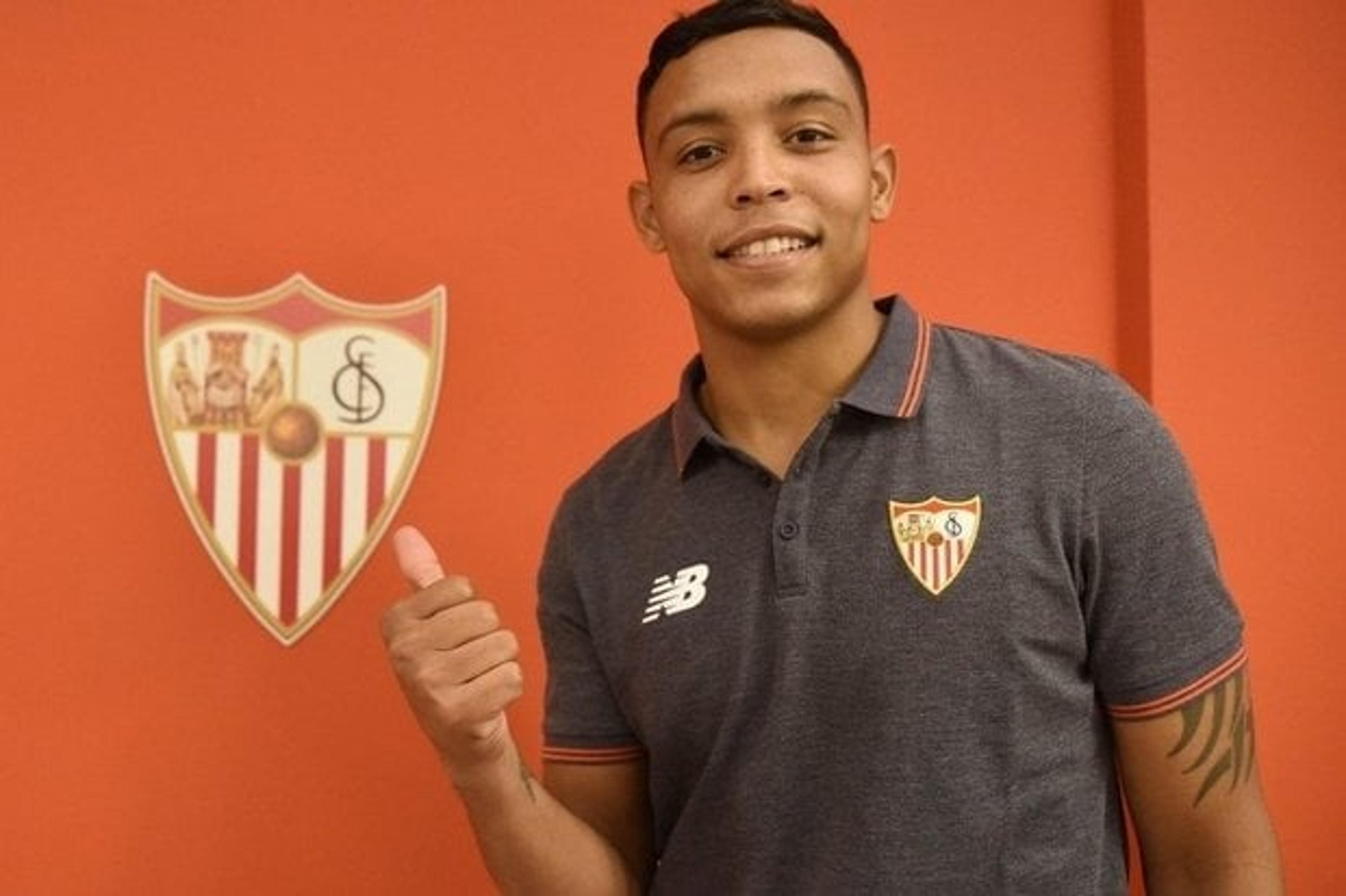 Sevilla contrata atacante colombiano e bate recorde de transferência