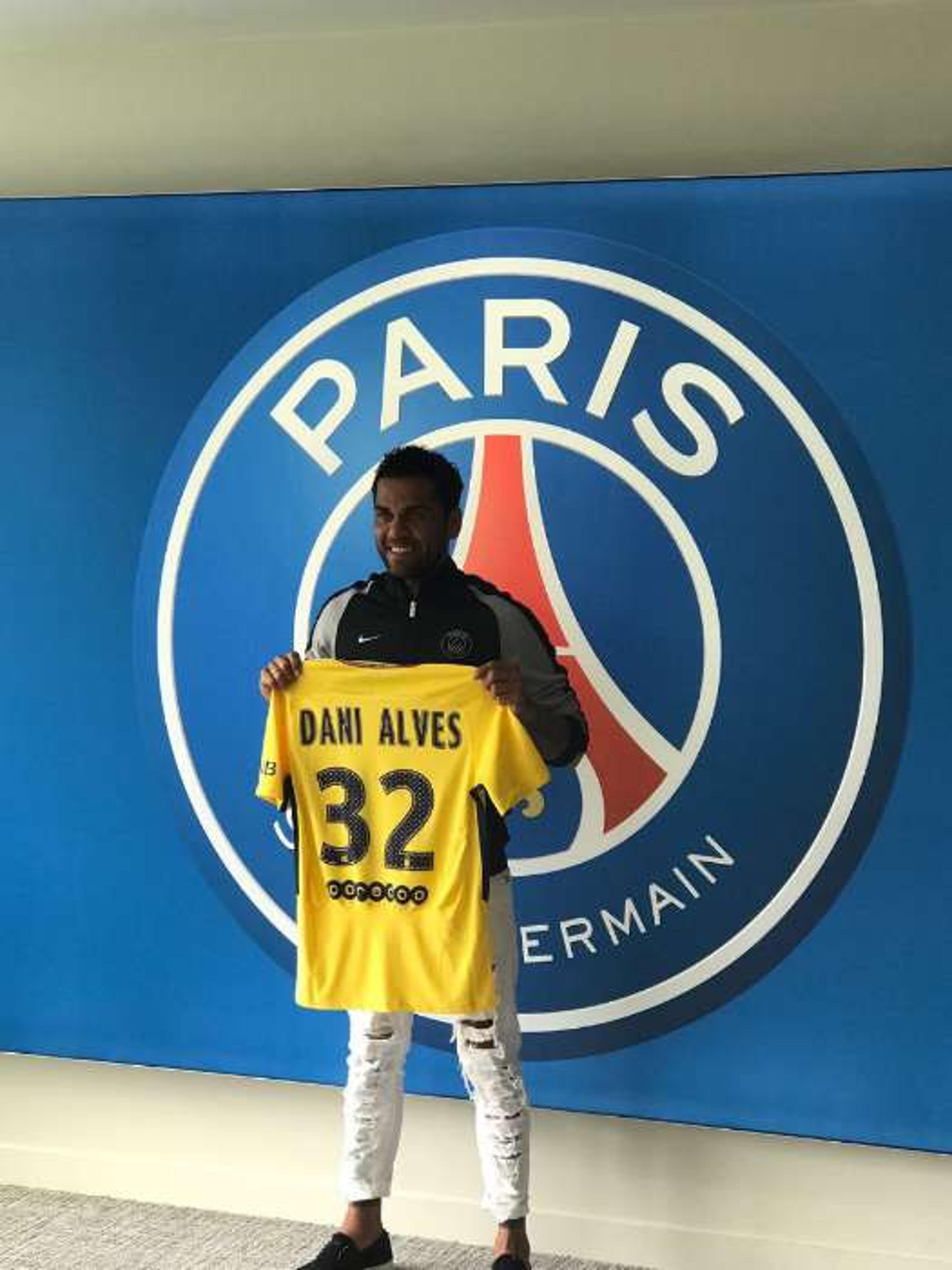 Daniel Alves frustra o City e assina por duas temporadas com o PSG