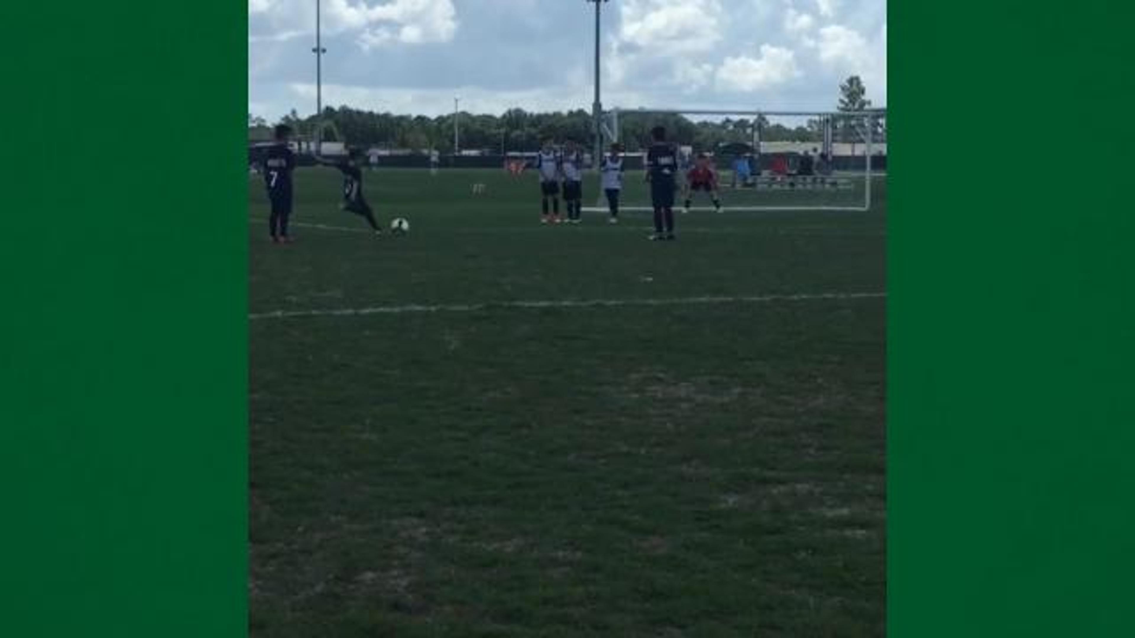 VÍDEO: Filho de Montillo faz golaço de falta pelo PSG