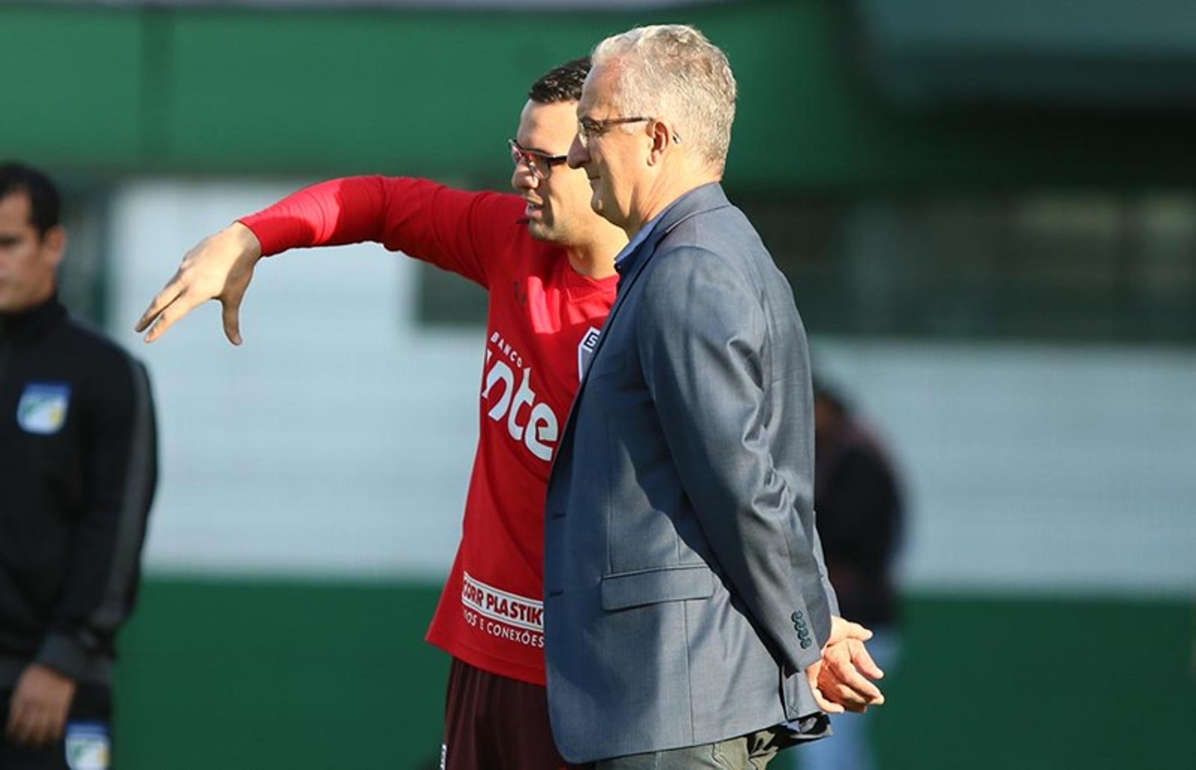 Fragilidade atrás e falta de reação preocupam Dorival: ‘É inaceitável’