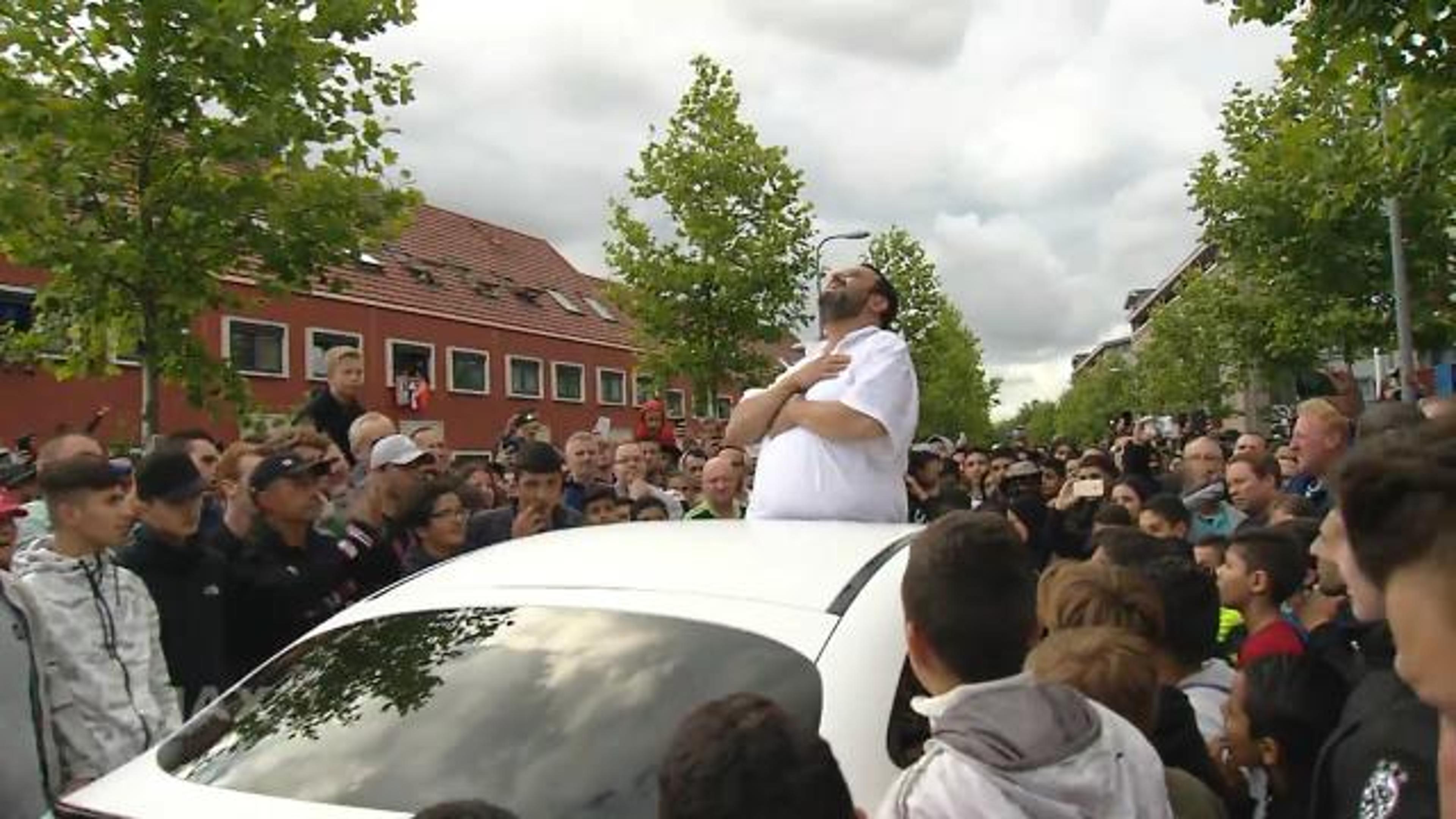 VÍDEO: Torcida do Ajax faz tributo a jogador em coma e emociona família