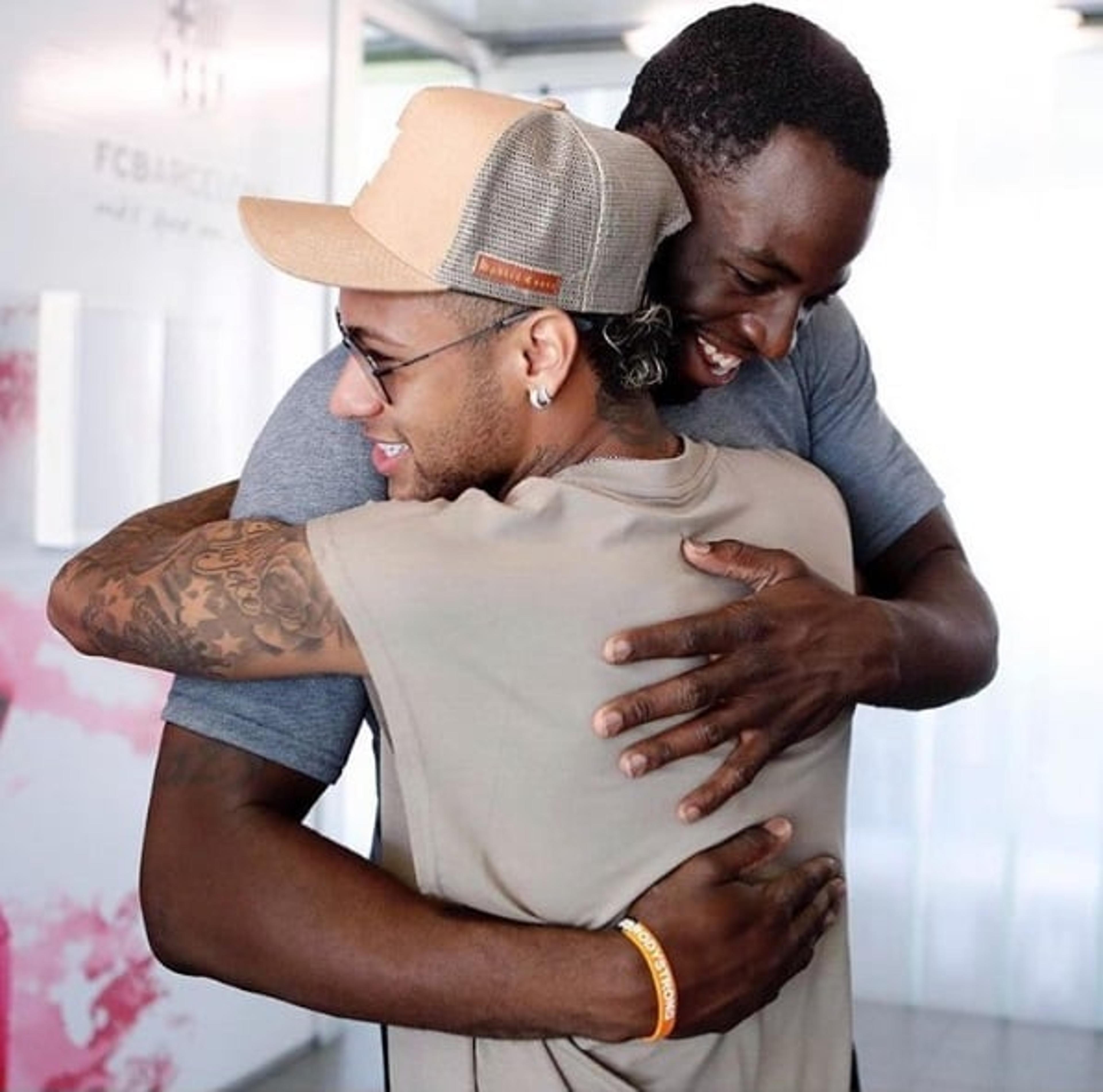 Jogadores da NBA e NFL visitam CT do Barcelona e ganham camisas