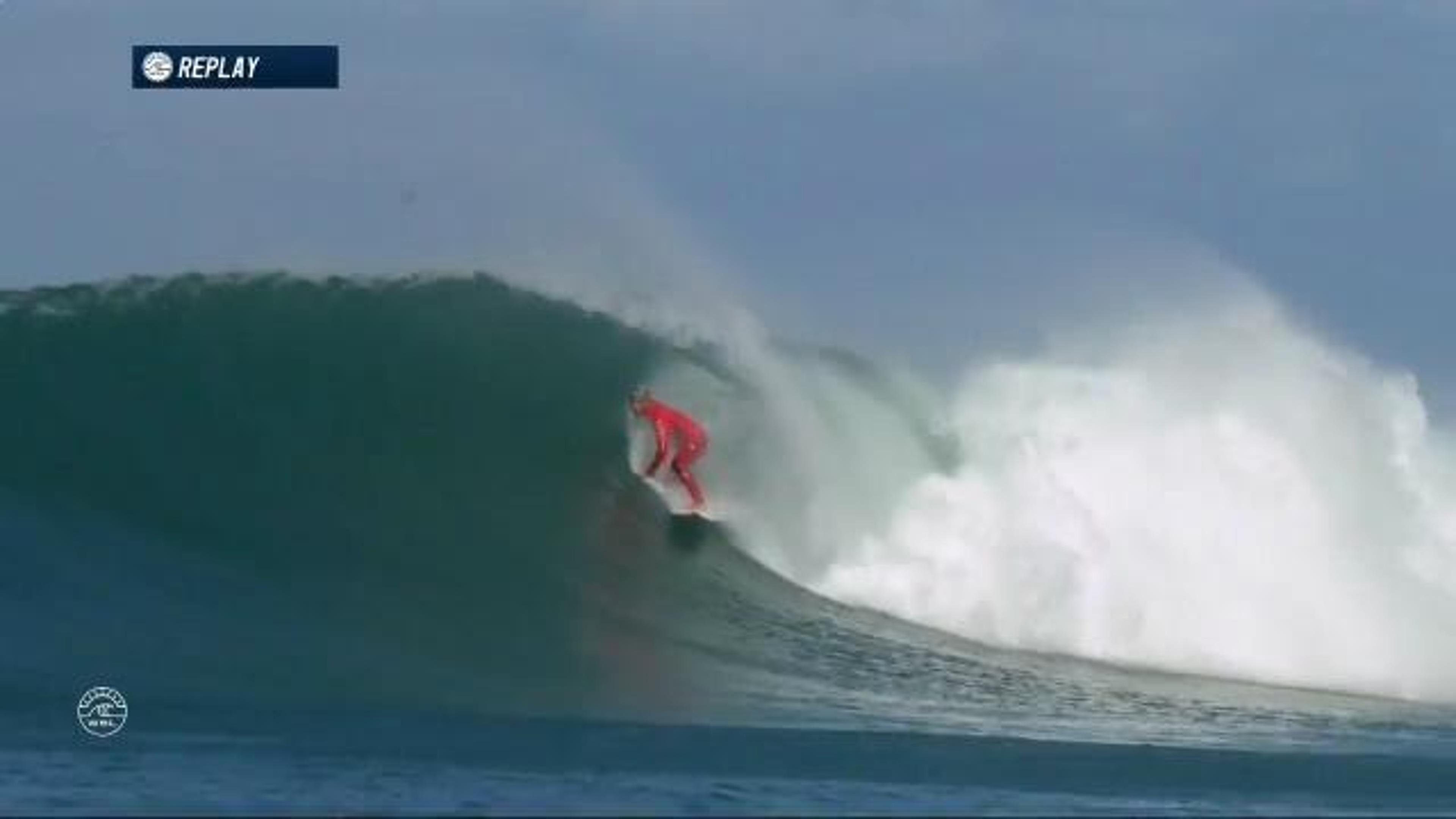 Filipe Toledo leva nota 10 em onda com tubos e manobras; assista!