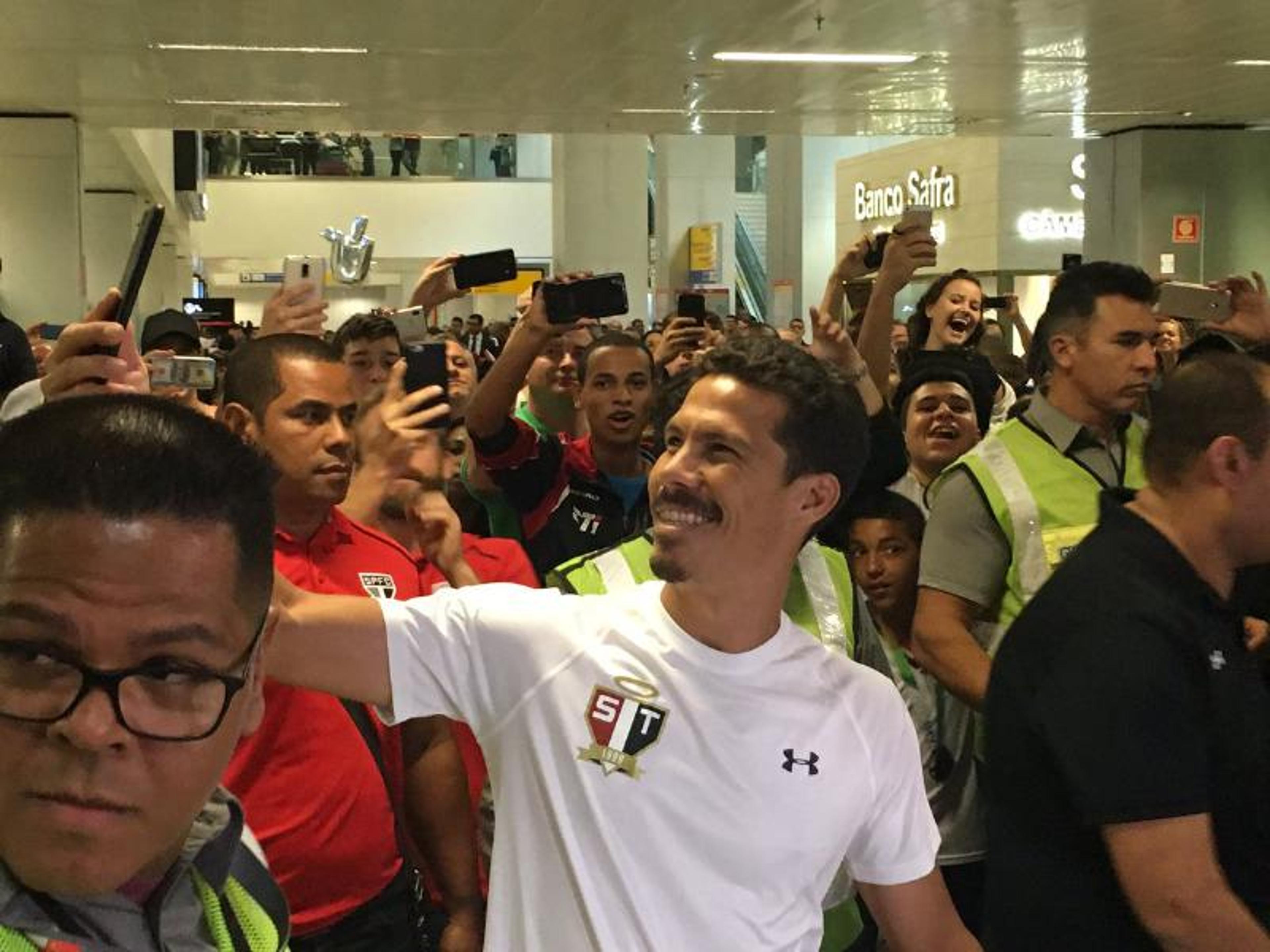 Hernanes chega ao Brasil com festa da torcida tricolor: ‘O Profeta voltou’