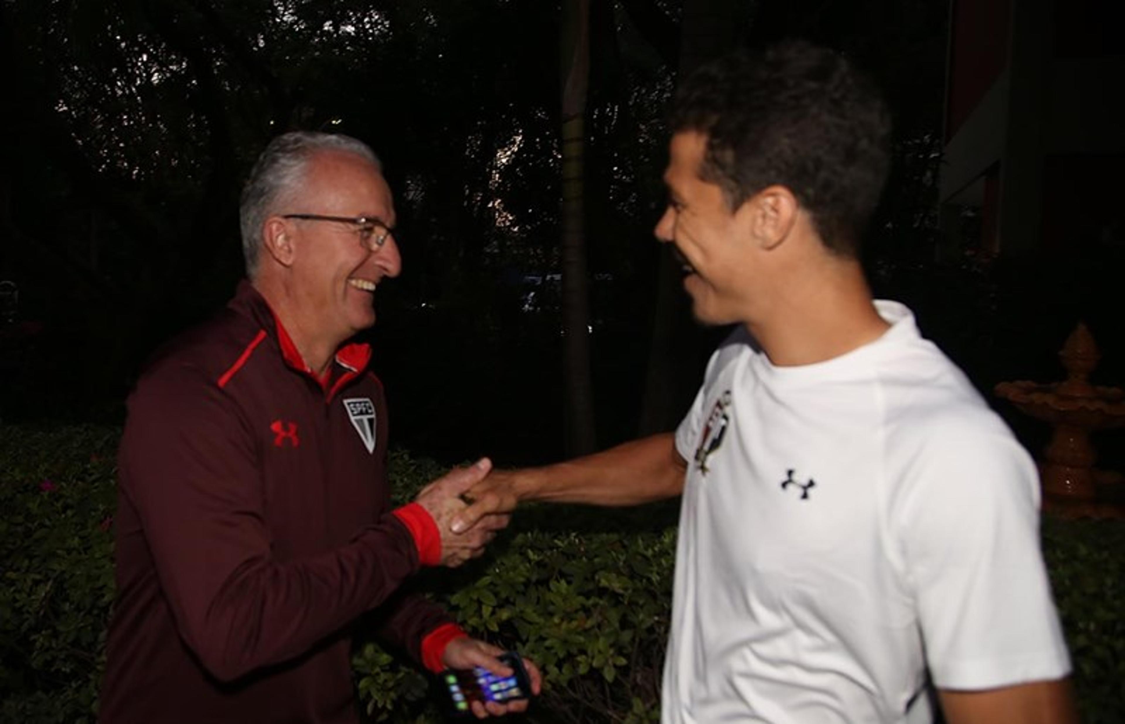 Após festa da torcida, Hernanes vai ao CT do São Paulo e conhece Dorival