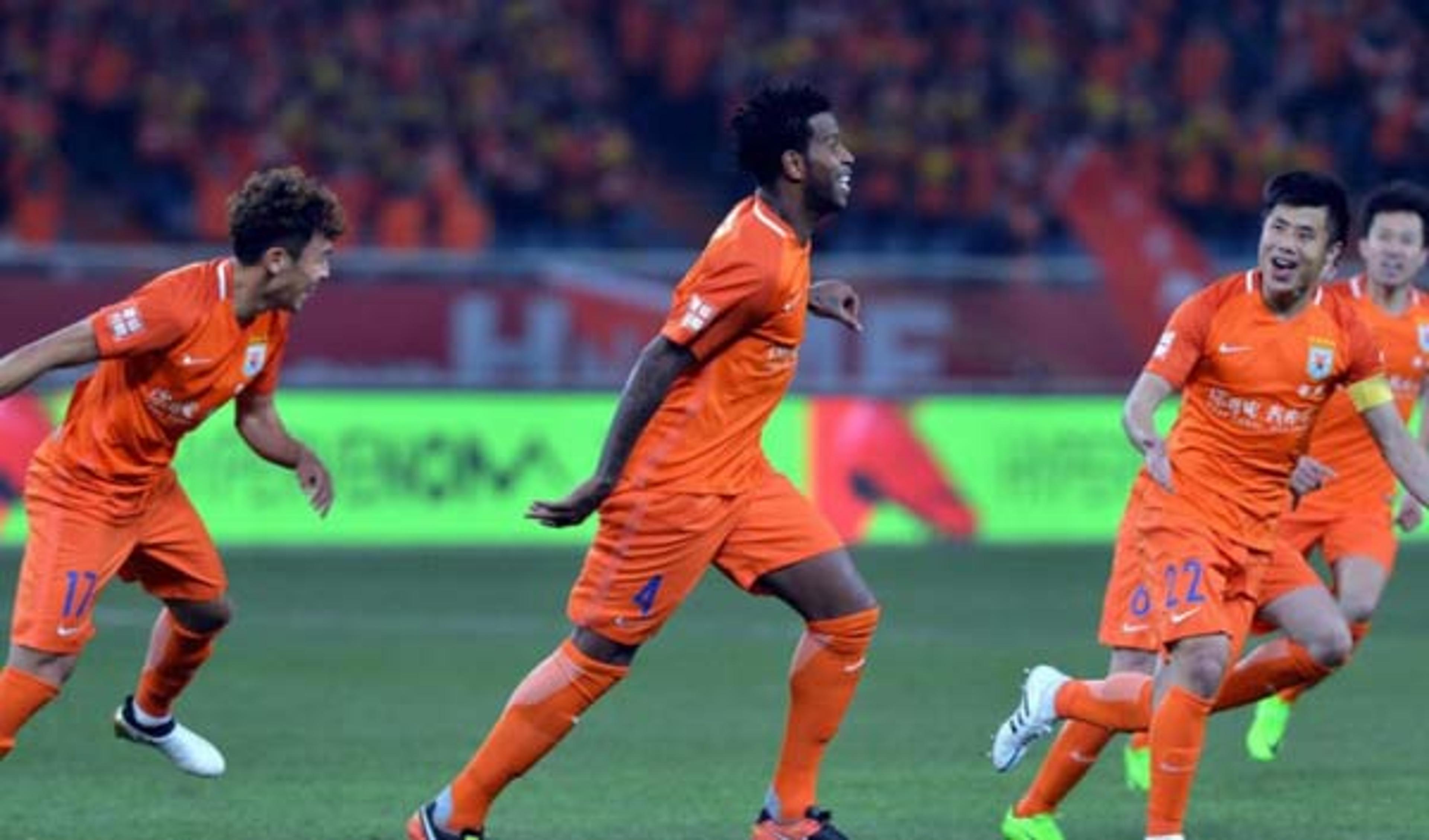 Gil marca e ajuda Shandong Luneng a avançar na Copa da China