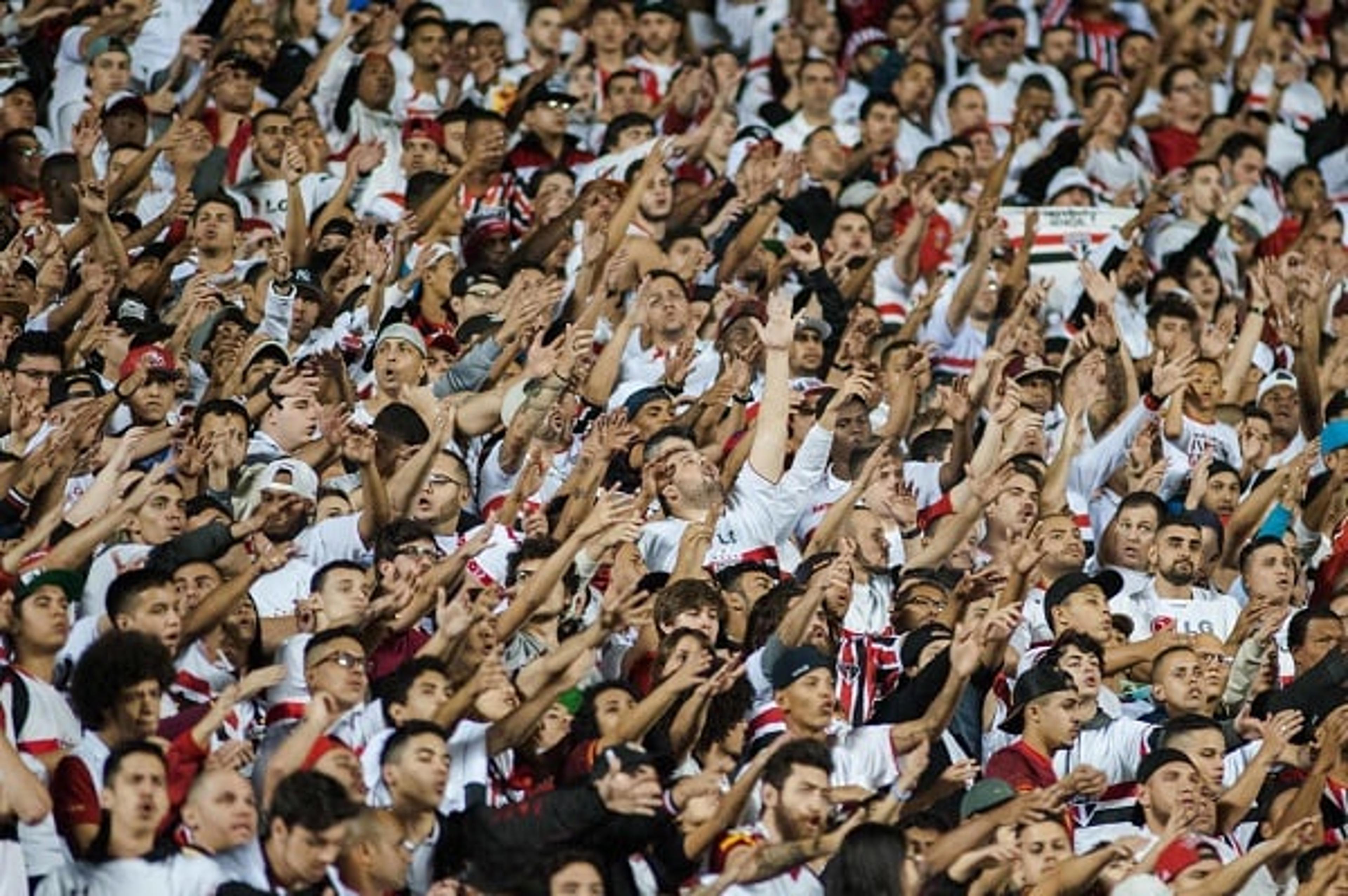 Torcida do São Paulo vira símbolo de reação e é exaltada pelo grupo