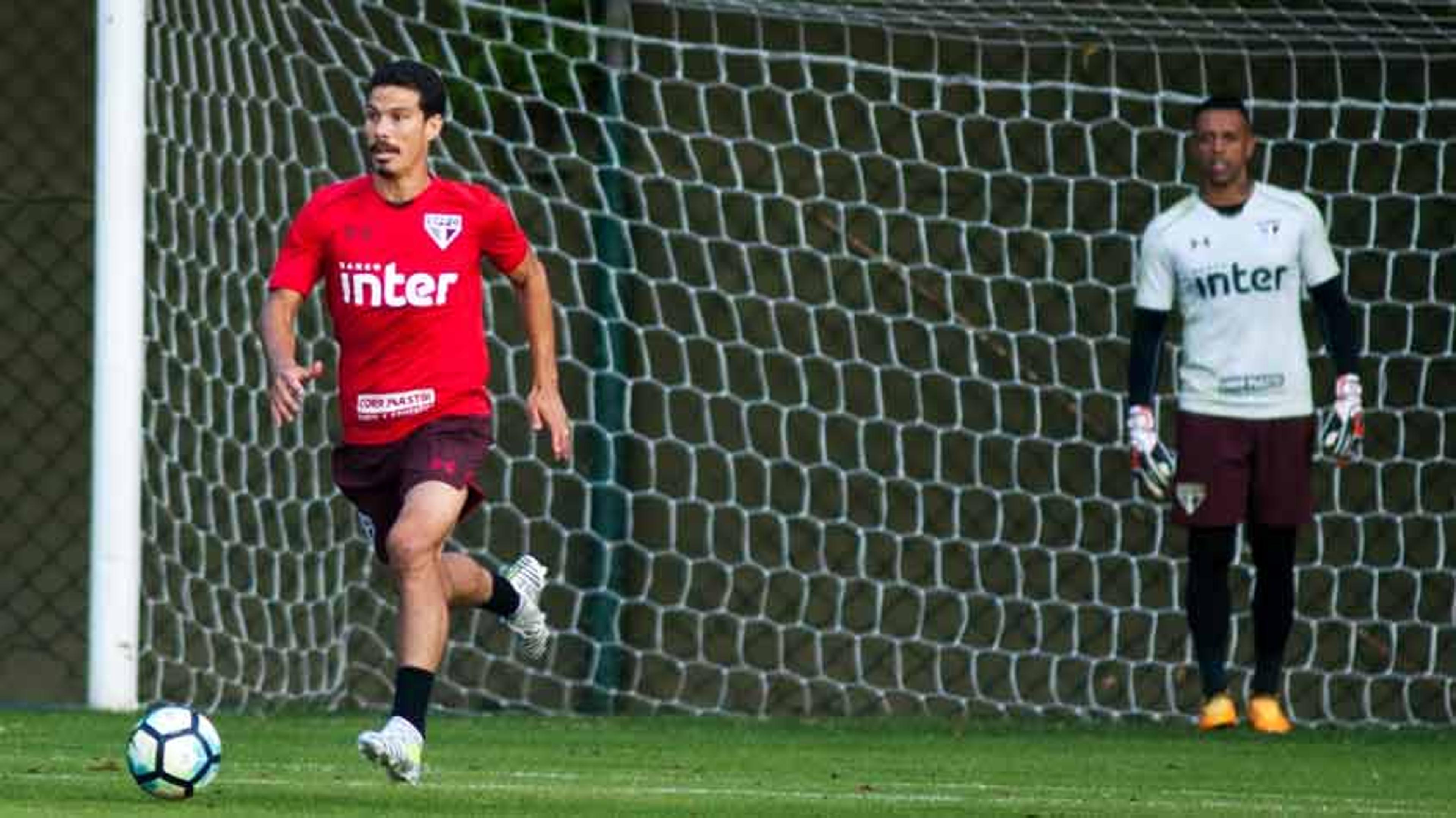 Antes de reestreia pelo São Paulo, Hernanes treina pênaltis e faltas